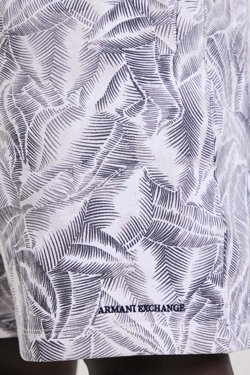 תמונת תקריב דוגמן של מכנסי ברמודה