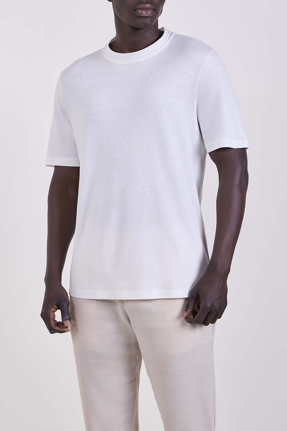 תמונת דוגמן קידמית של חולצת טי בגזרה משוחררת