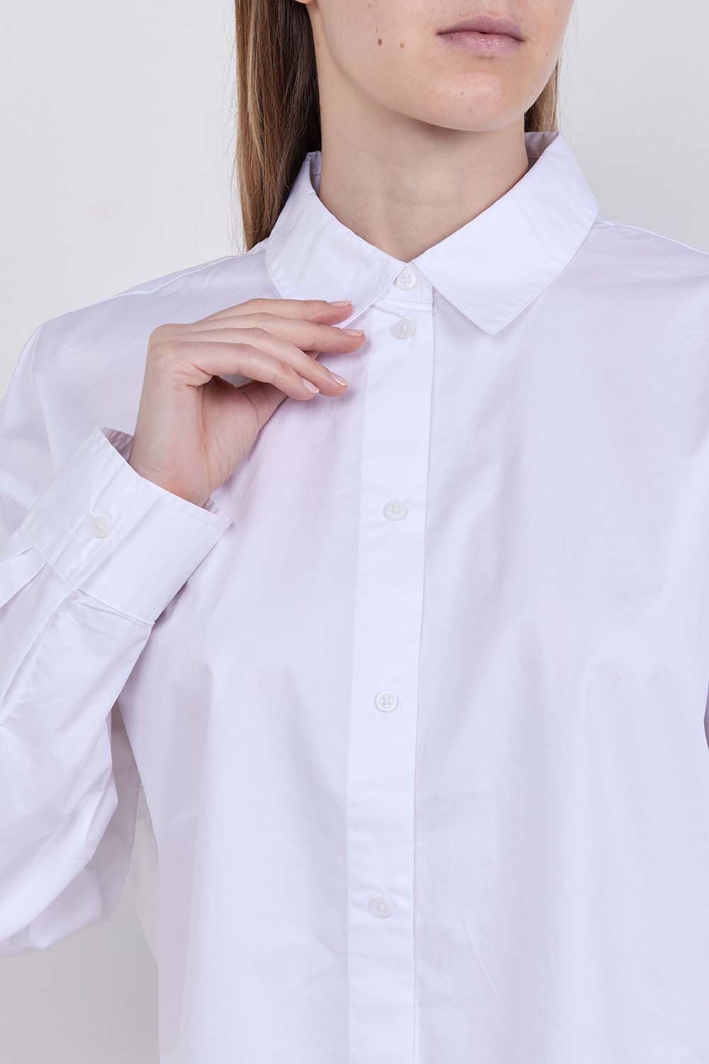 תמונת תקריב דוגמן של חולצת כפתורים קרופ