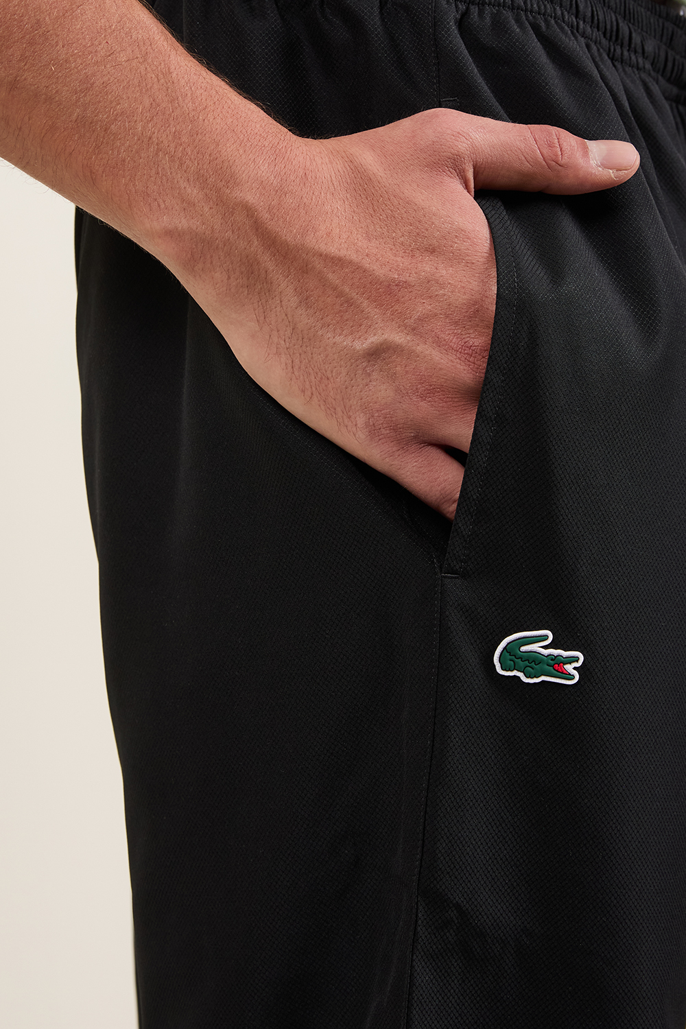 תמונת תקריב דוגמן של מכנסי טרנינג