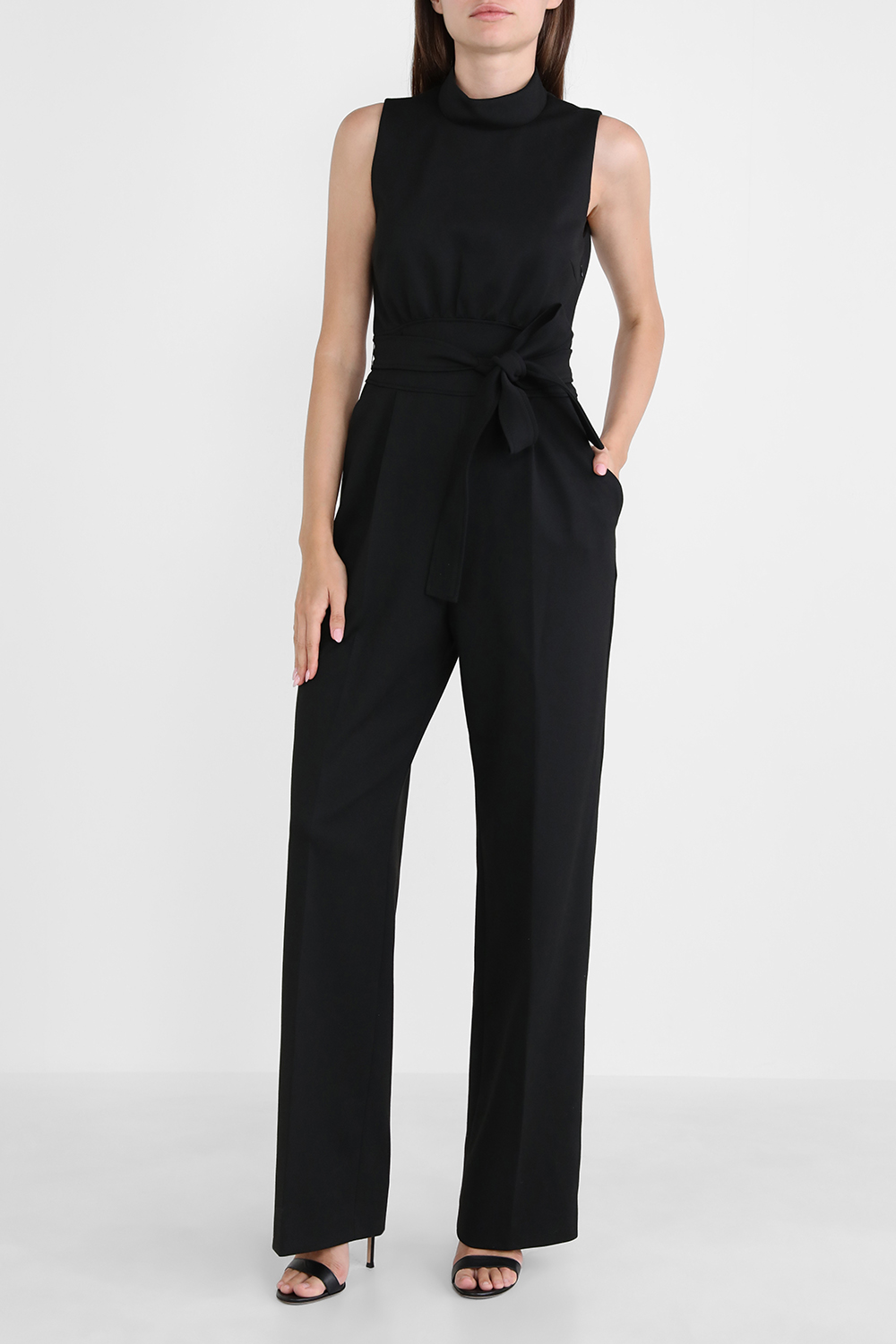 תמונת דוגמן קידמית של אוברול ארוך עם קשירה