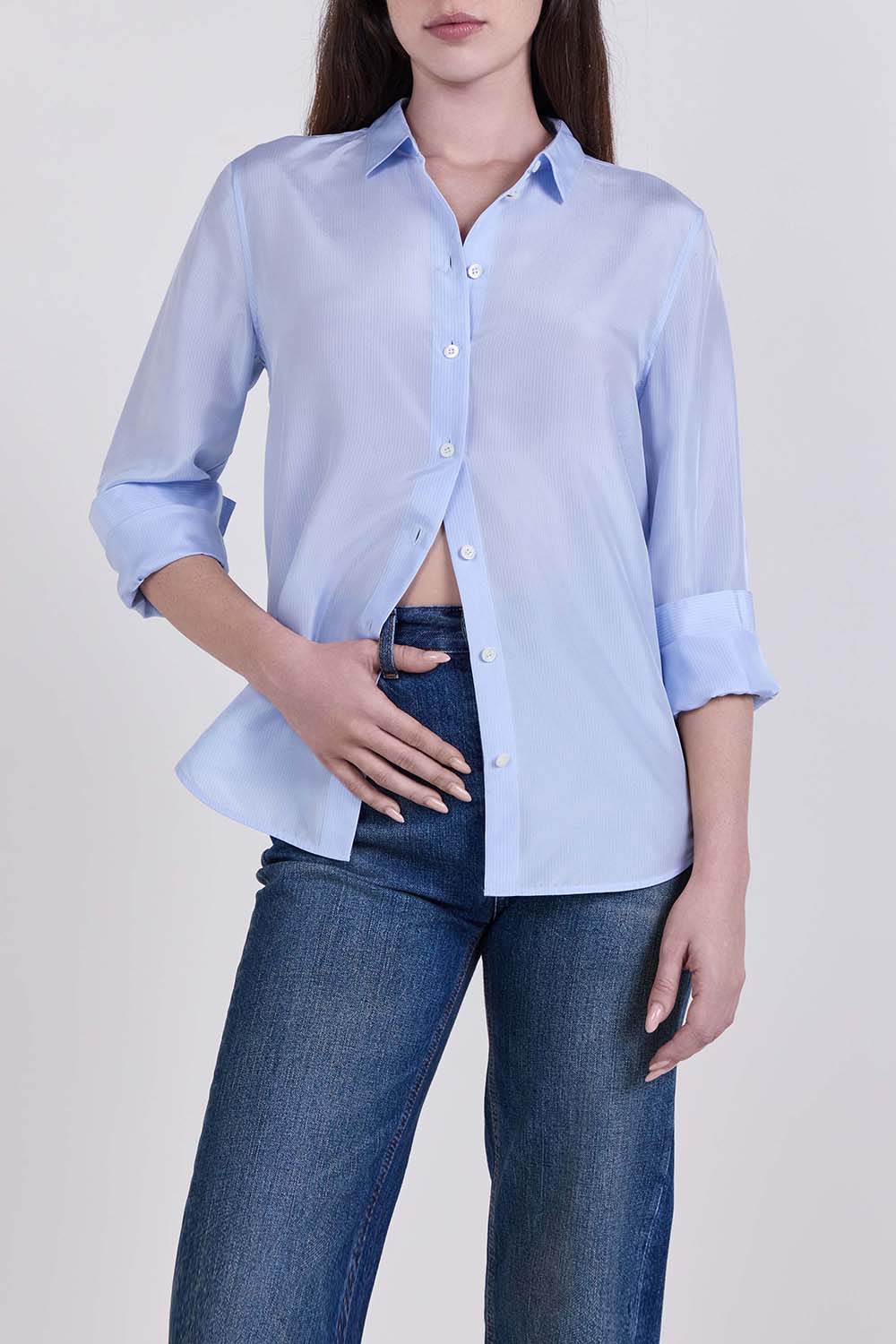 תמונת דוגמן קידמית של חולצת משי מכופתרת