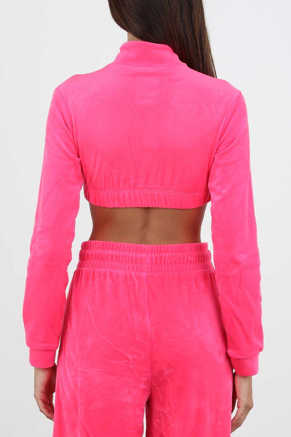 תמונת דוגמן אחורית של ג'רמי סקוט לאדידס חולצת קרופ מרוכסנת בגוון ורוד