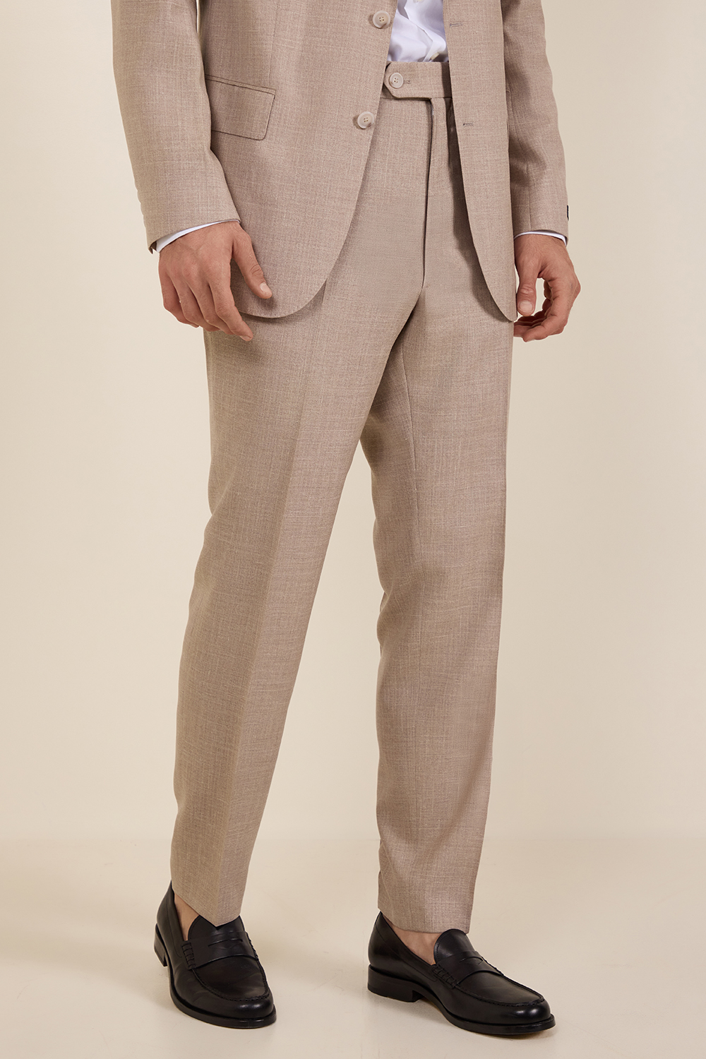 תמונת תקריב דוגמן של בוס X דיויד בקהאם חליפה מחוייטת סלים פיט