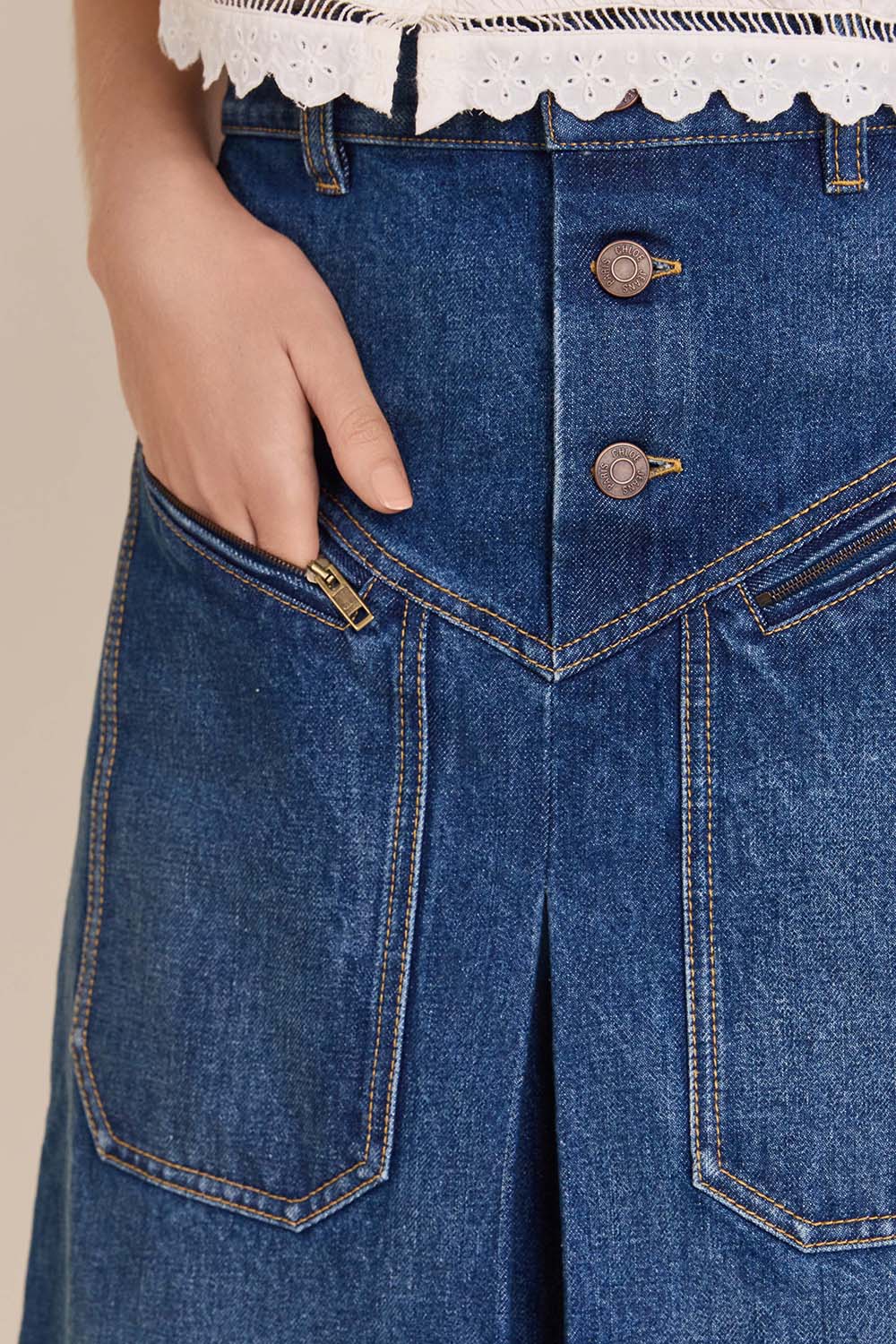 תמונת תקריב דוגמן של חצאית ג'ינס