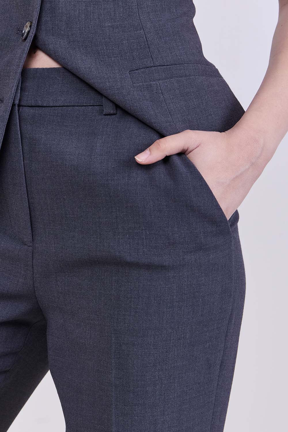 תמונת תקריב דוגמן של מכנסיים מחויטים