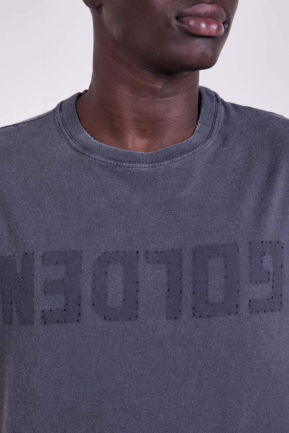 תמונת תקריב דוגמן של חולצת טי