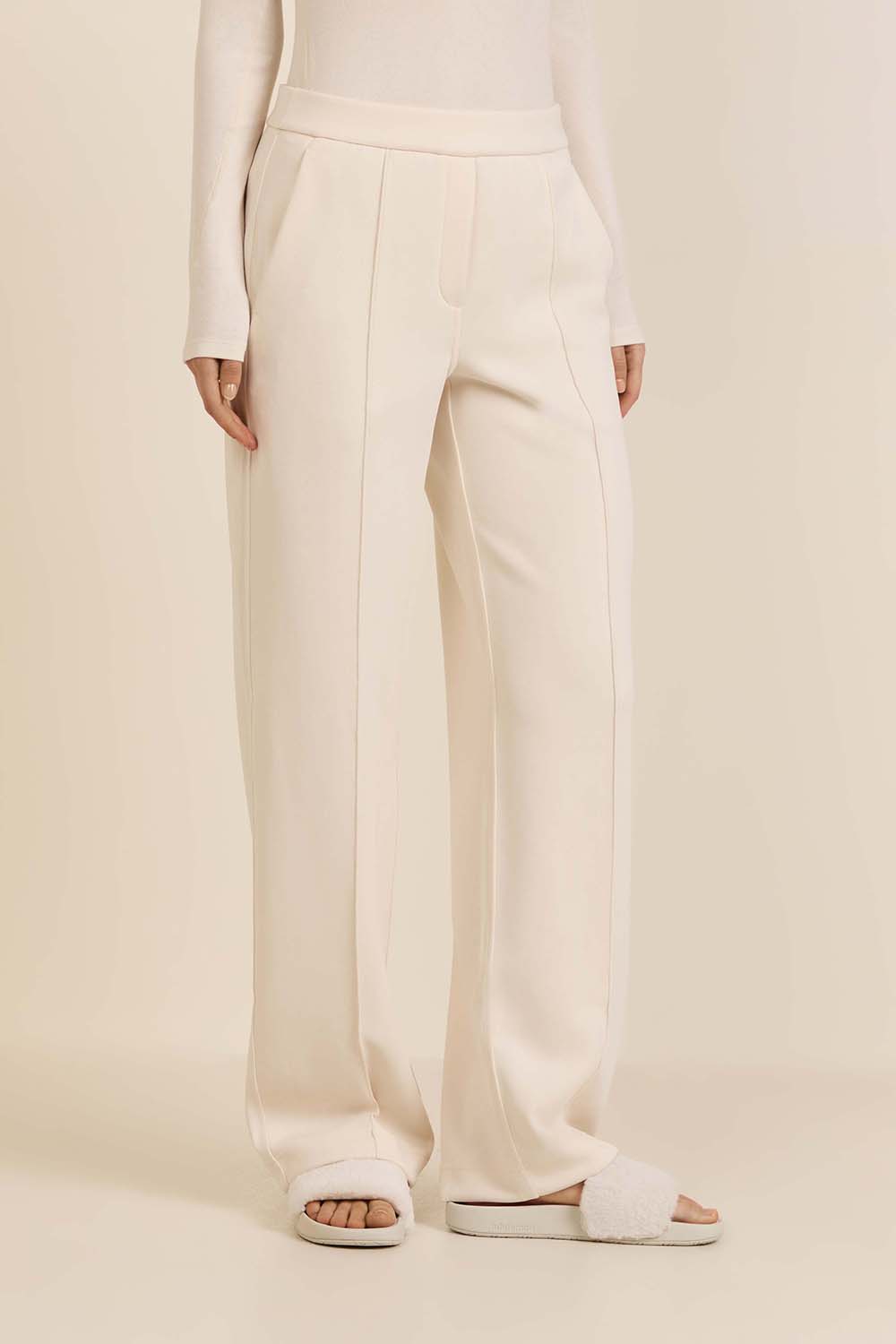 תמונת דוגמן קידמית של Softstreme Pintuck Mid-Rise Pant Regular