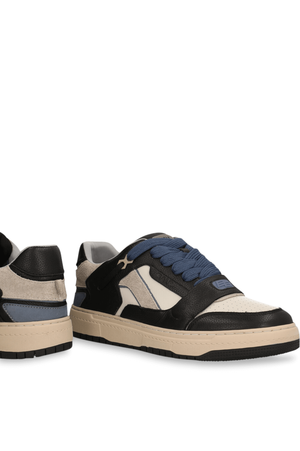 תמונת תקריב של נעלי סניקרס