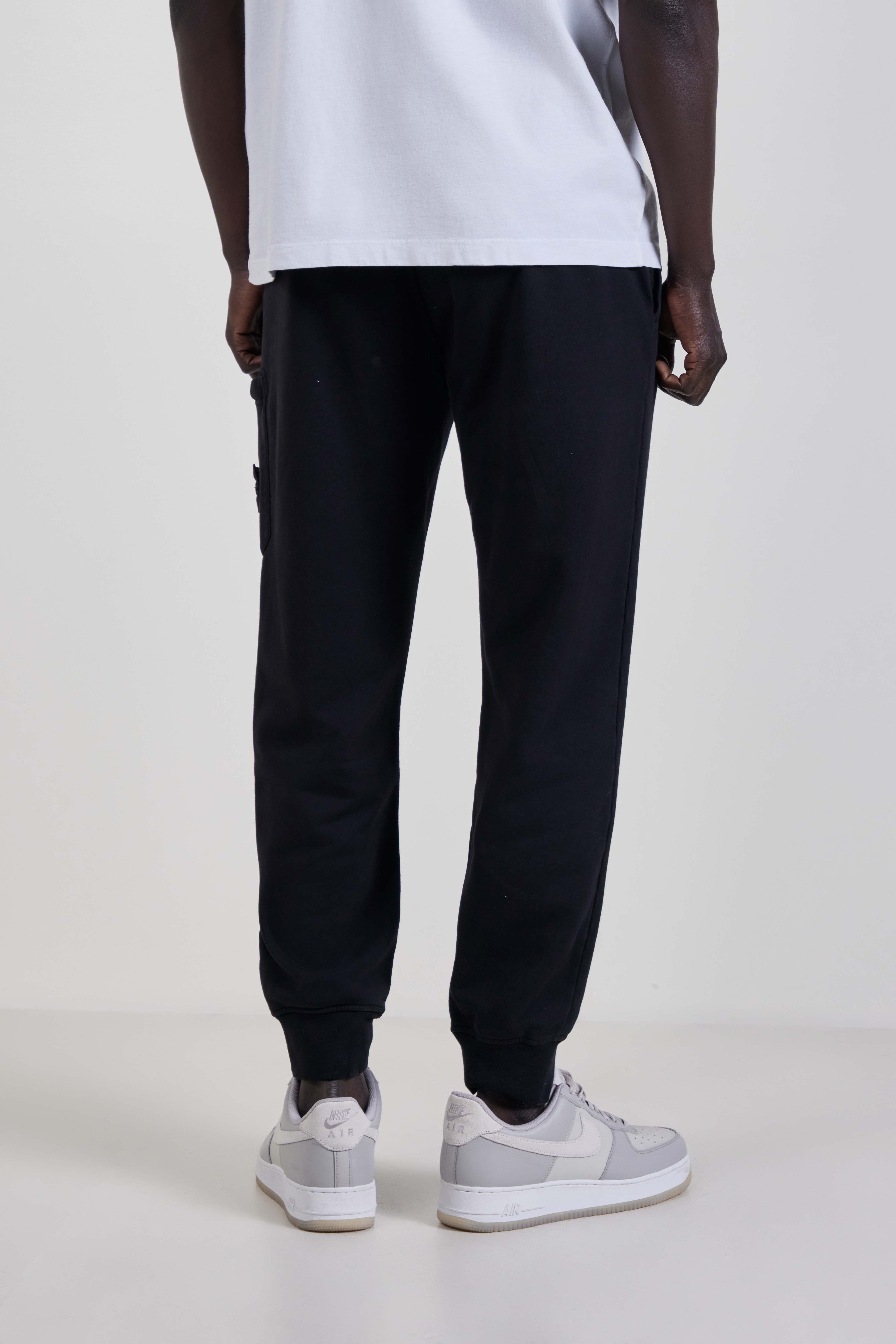 תמונת דוגמן אחורית של מכנסי ג'וגר