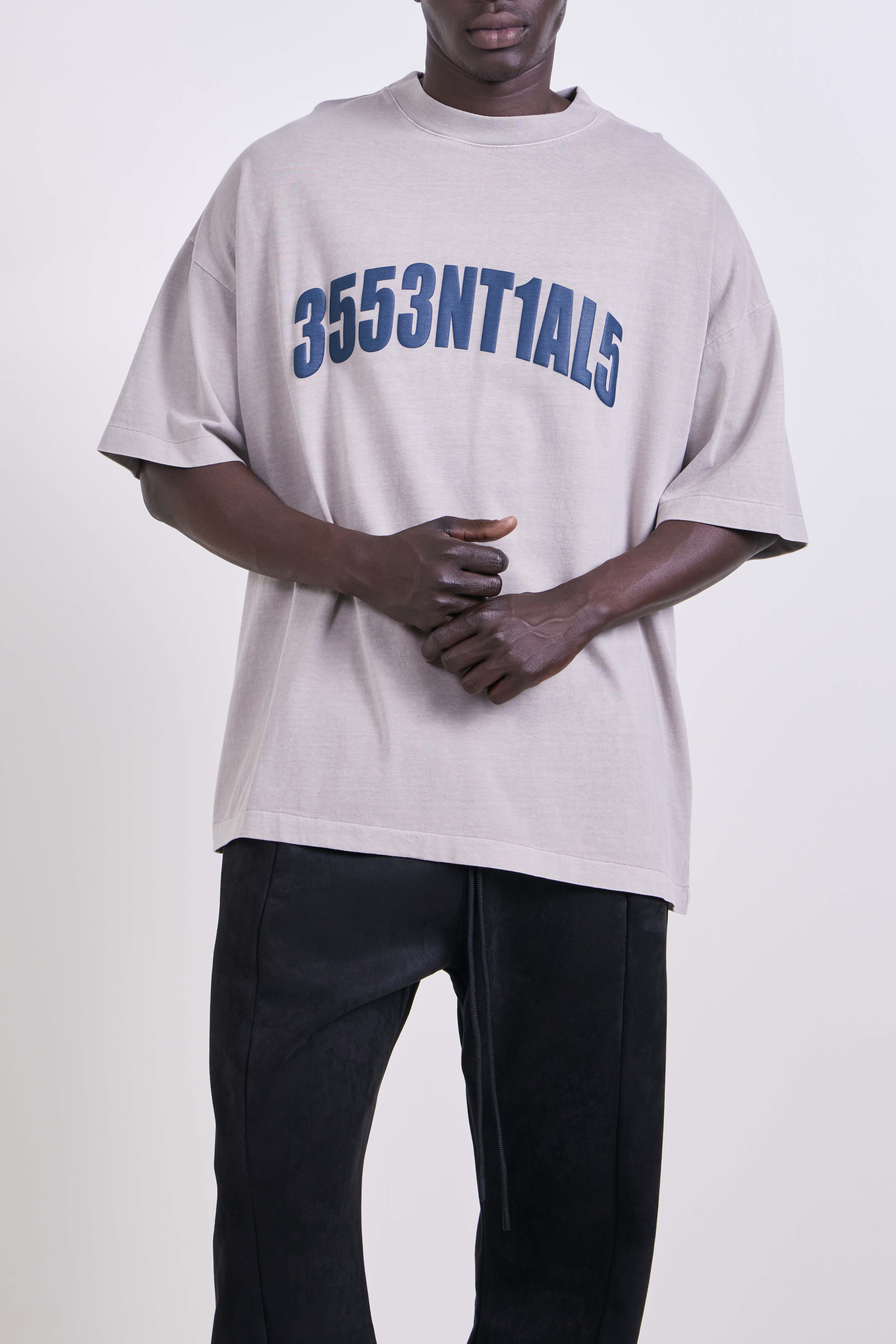 תמונת דוגמן קידמית של חולצת טי אוברסייז