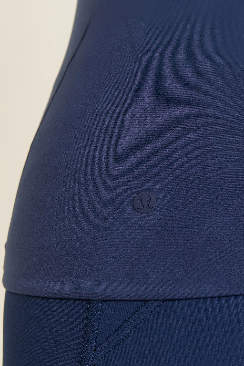 תמונת תקריב דוגמן של NULU HIP-LENGTH CREWNECK SHORT SLEEVE