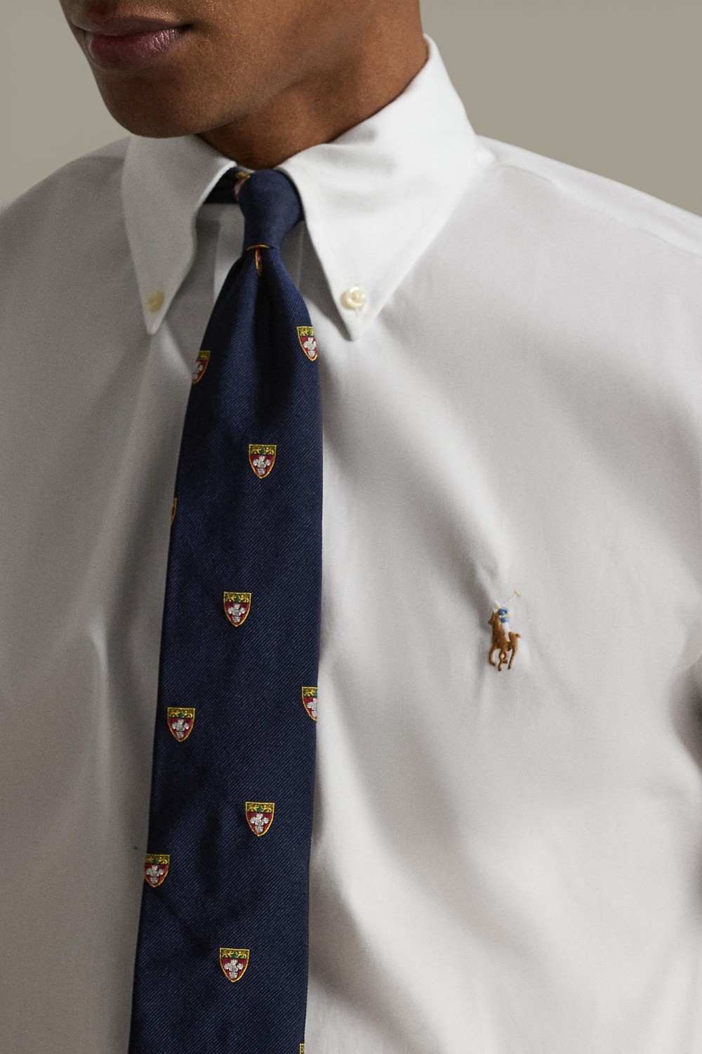 תמונת תקריב דוגמן של חולצות כפתורים ארוכה