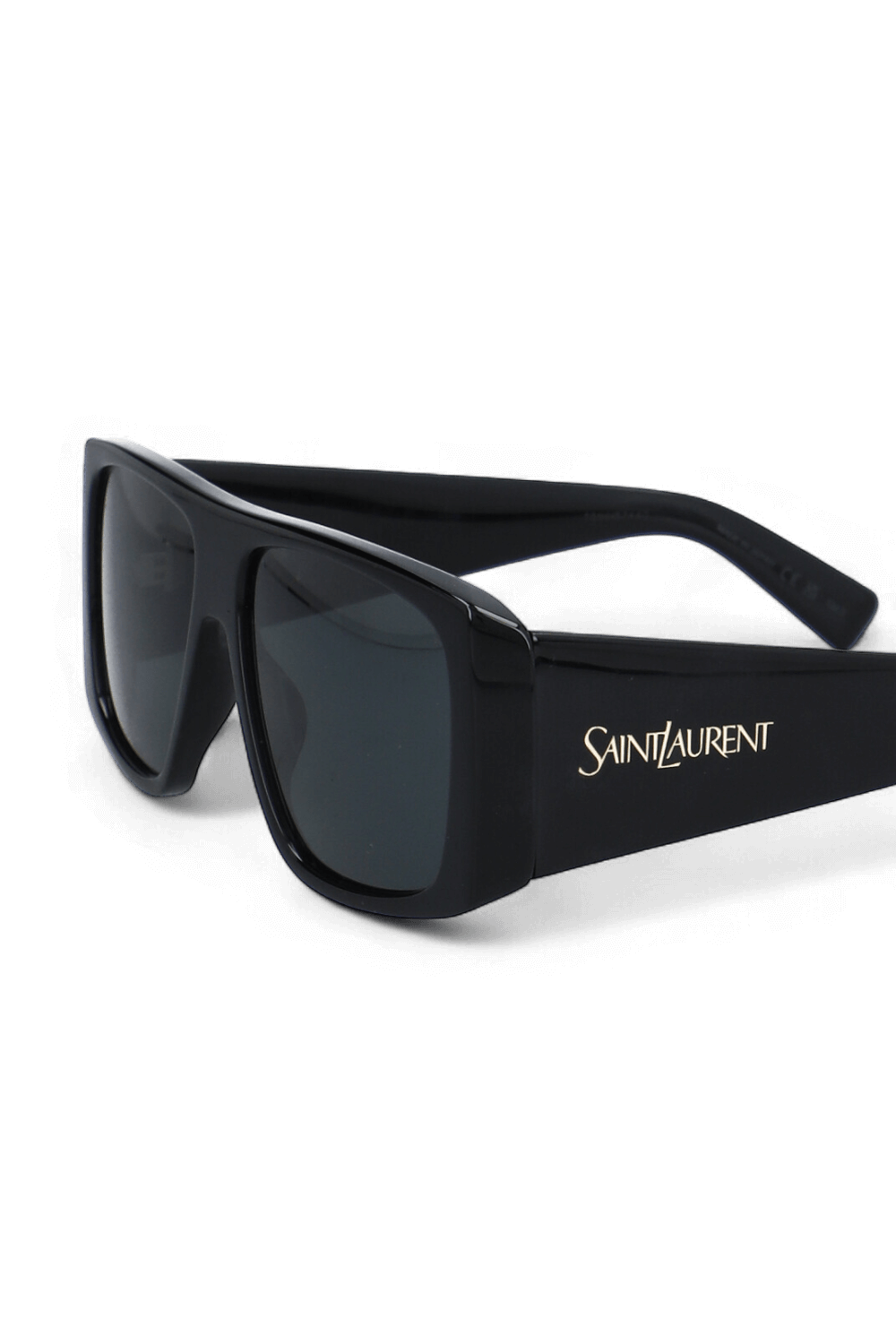 תמונת תקריב של משקפי שמש פלאט-טופ