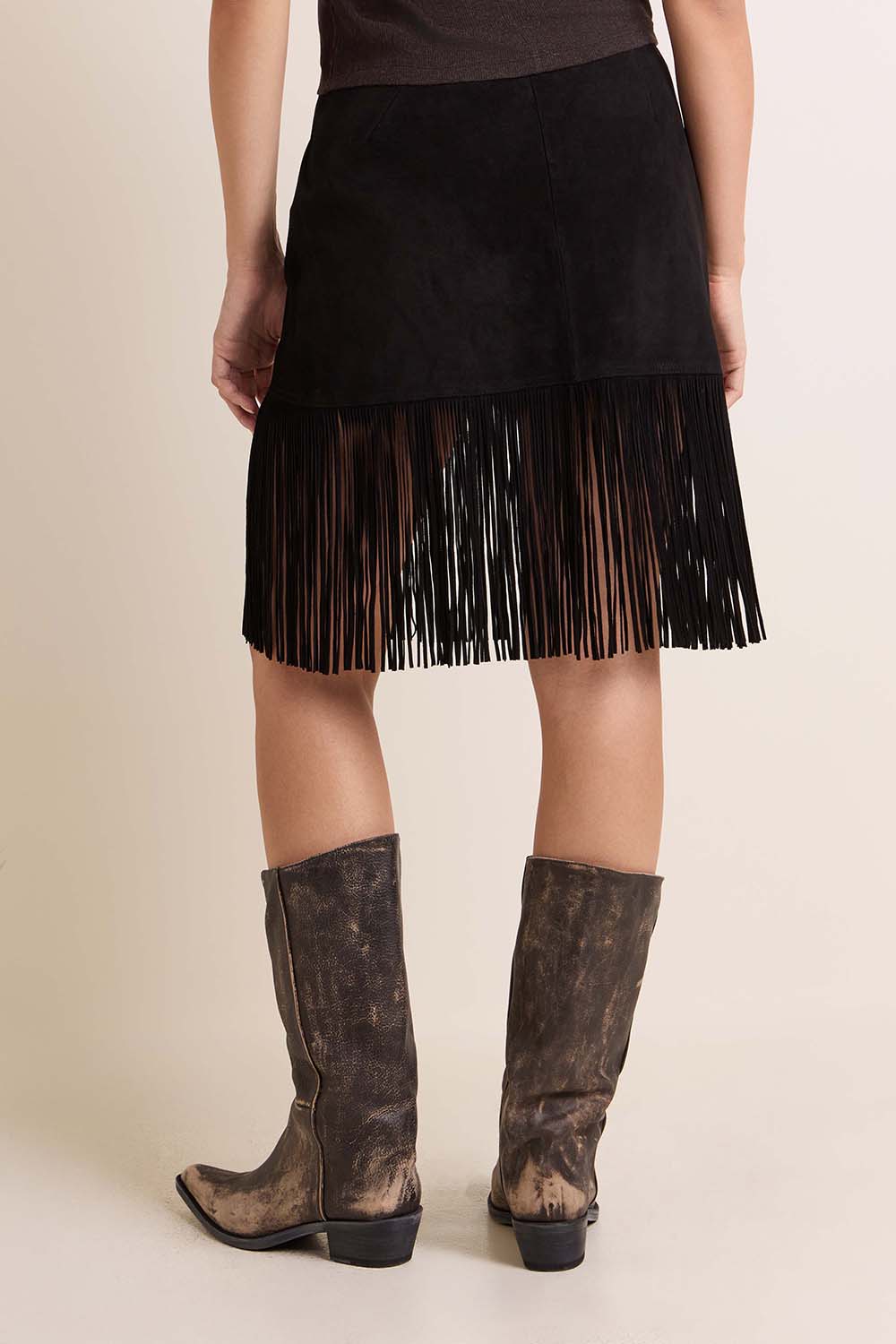 תמונת דוגמן אחורית של חצאית מיני פרנזים