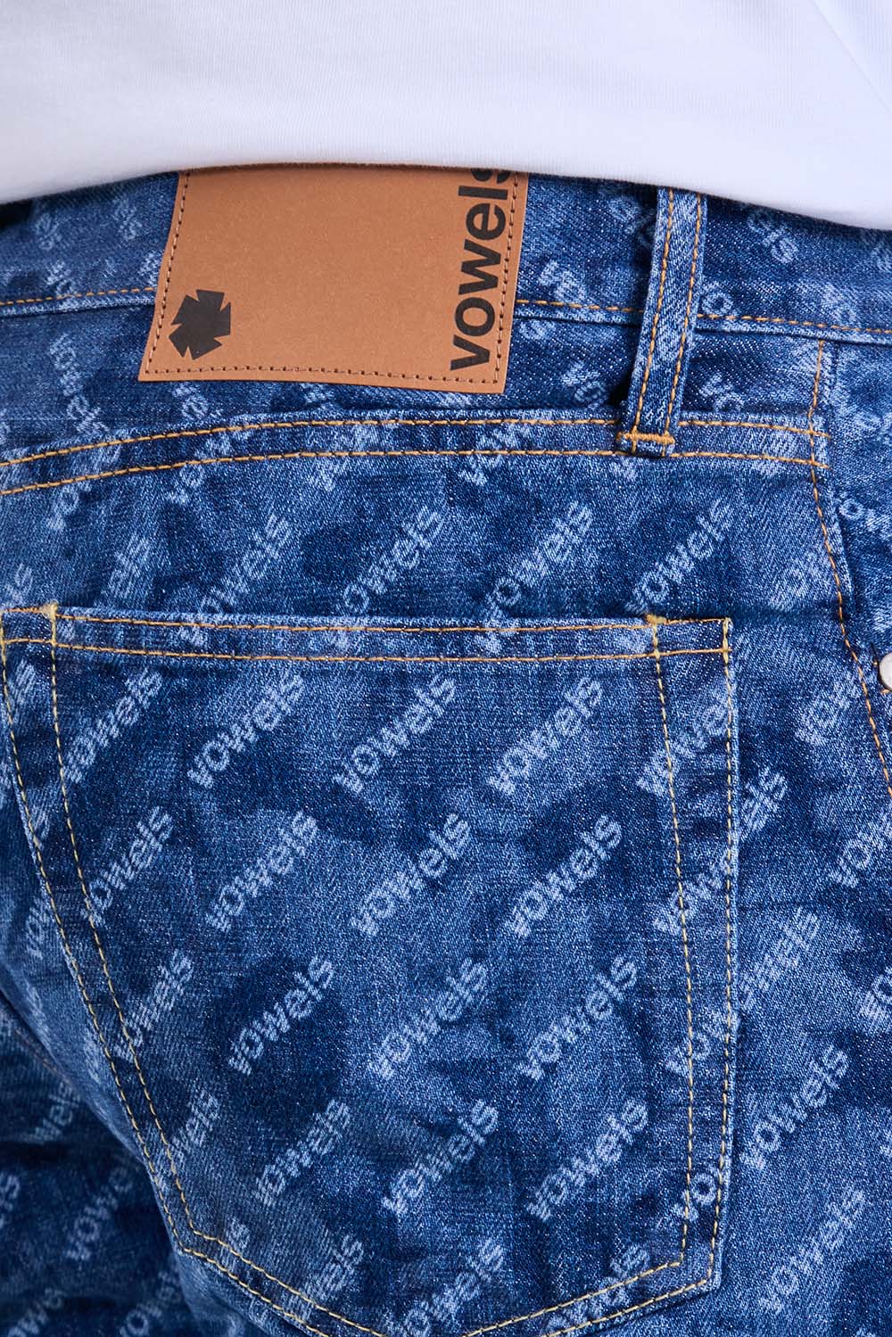 תמונת תקריב דוגמן של מכנסי ג'ינס