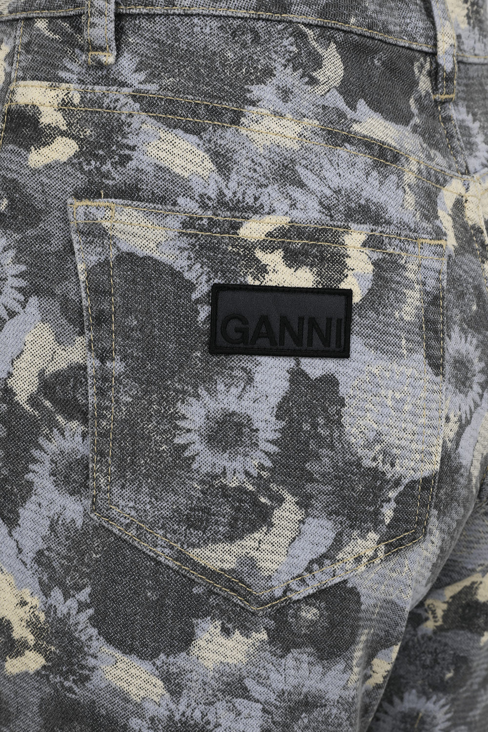 תמונה אחורית של מכנסי ג'ינס מתרחבים עם הדפס פרחוני