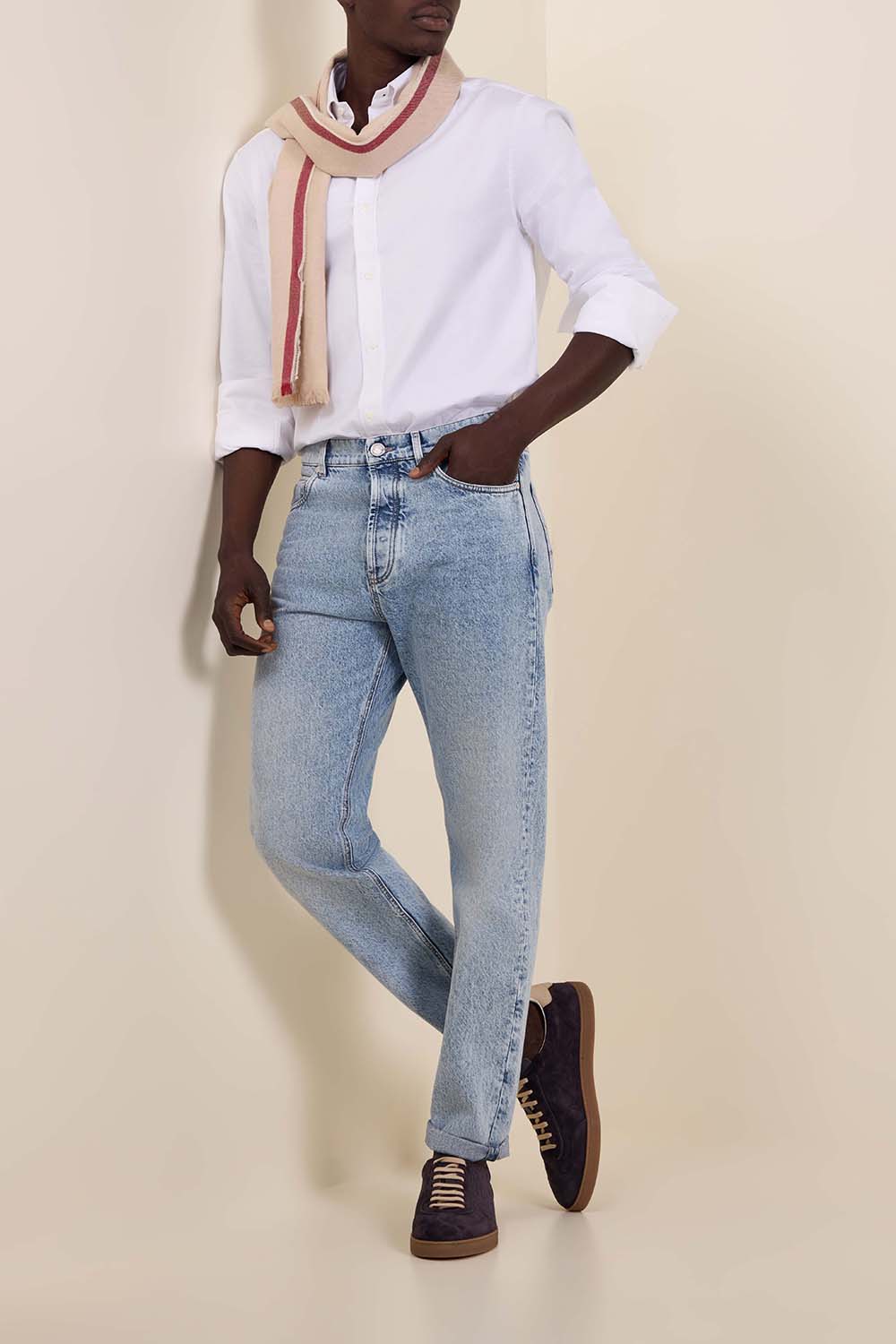 תמונת דוגמן קידמית של נעלי סניקרס