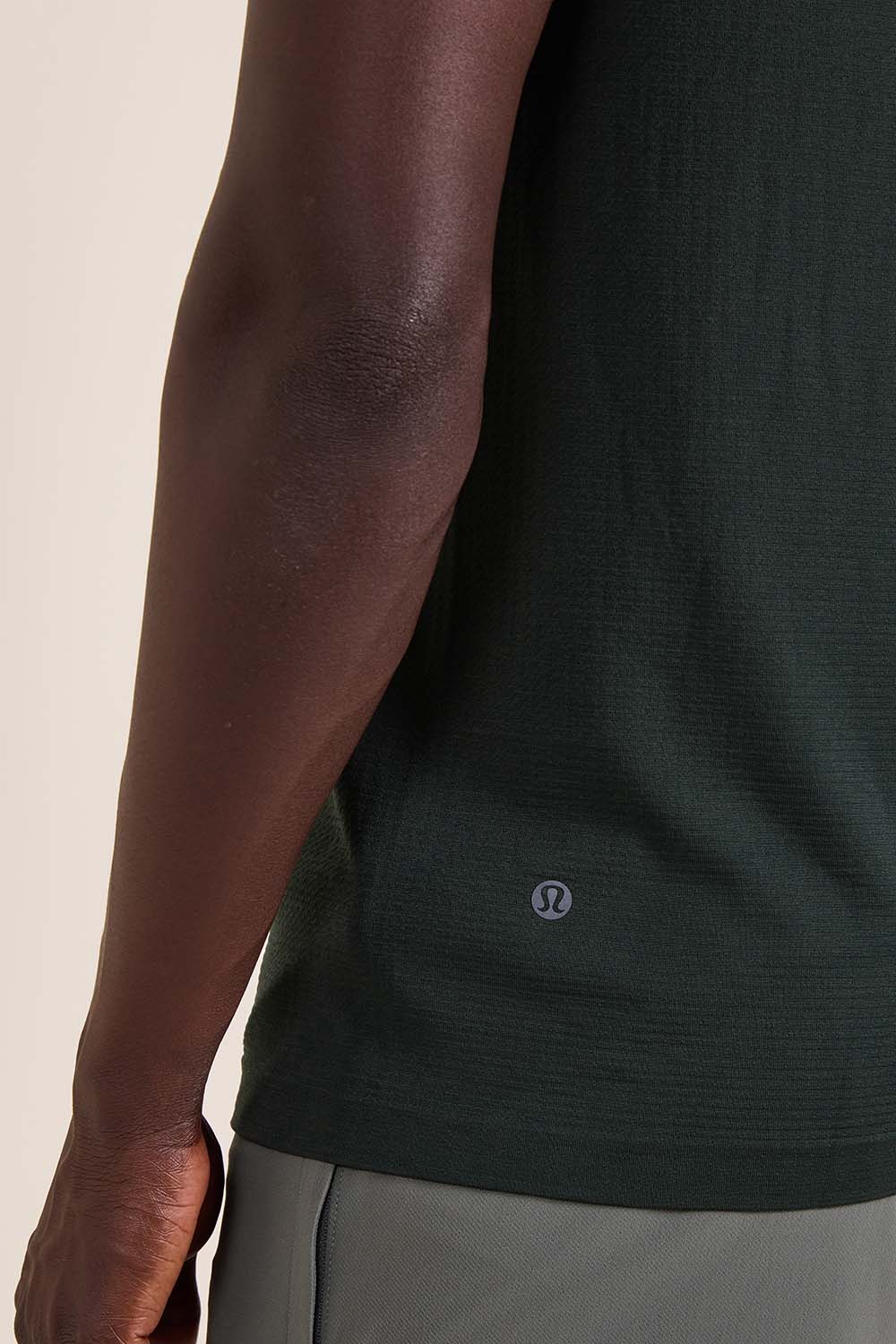 תמונת תקריב דוגמן של Metal Vent Tech Short Sleeve Shirt