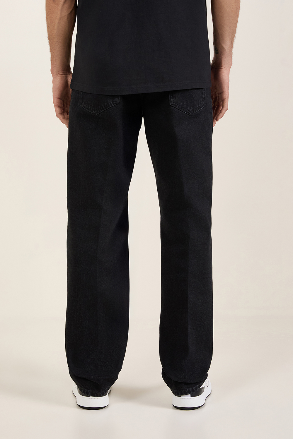 תמונת דוגמן אחורית של מכנסי ג'ינס בגזרה ישרה