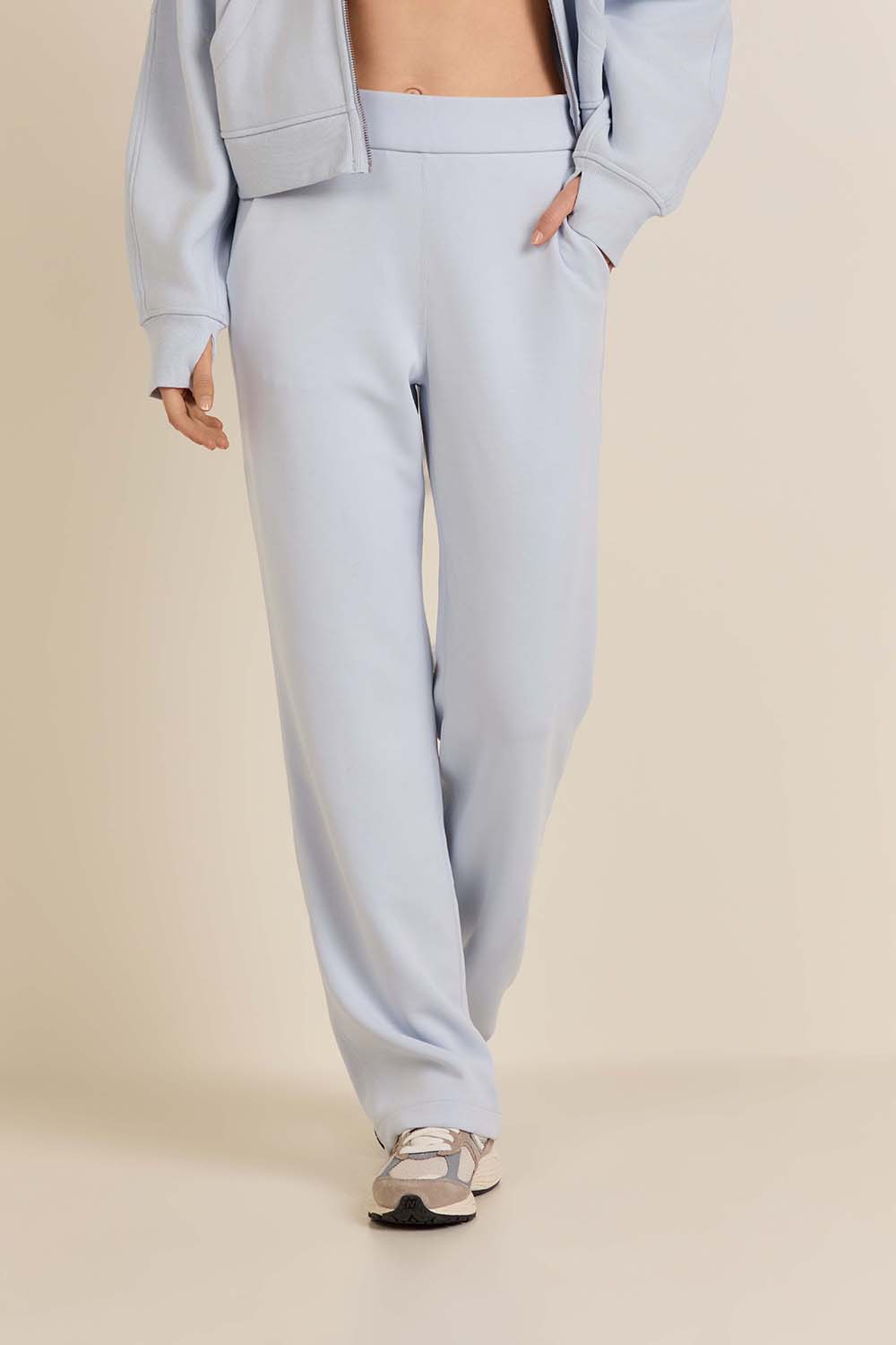 תמונת דוגמן קידמית של Softstreme HR Straight Leg Pant Regular