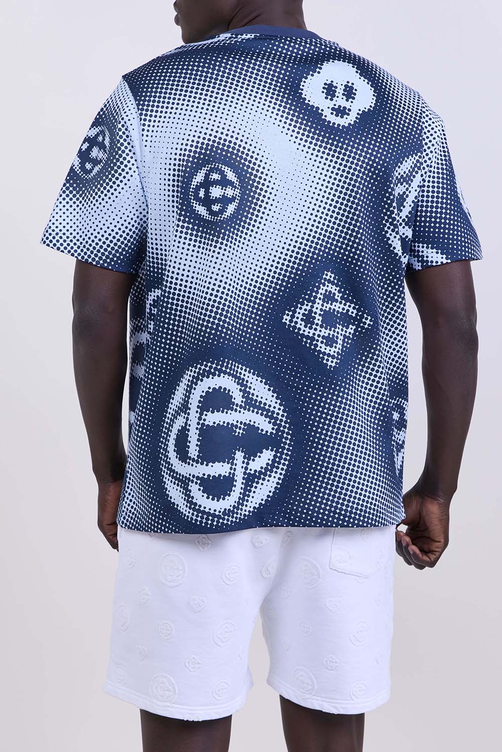 תמונת דוגמן אחורית של חולצת טי בגזרת סלים