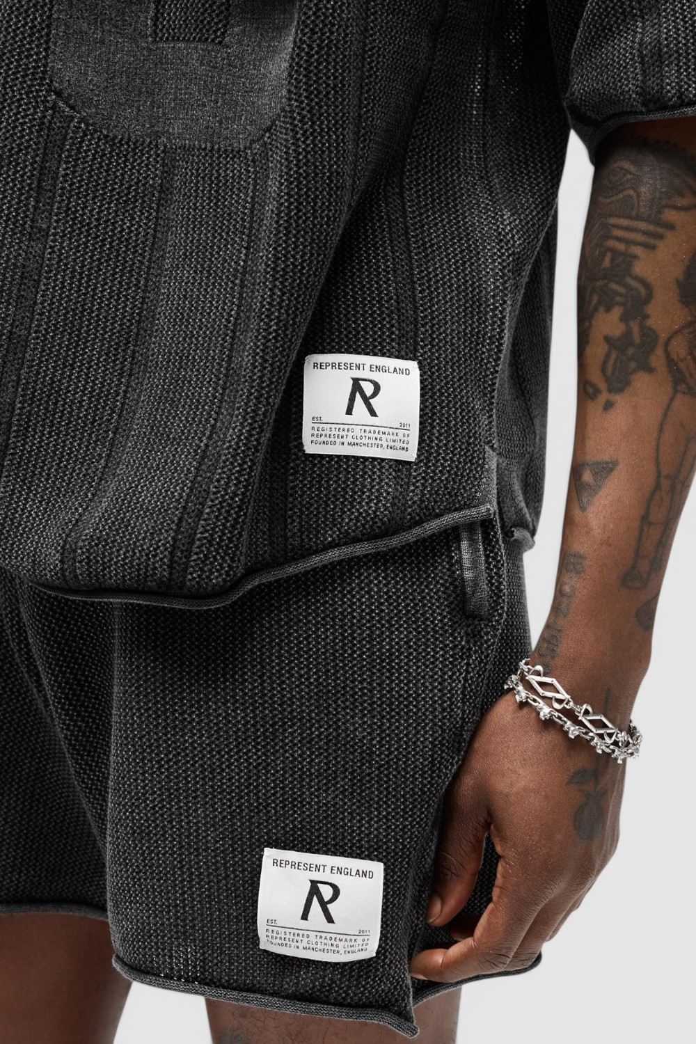 תמונת תקריב דוגמן של חולצת סריג