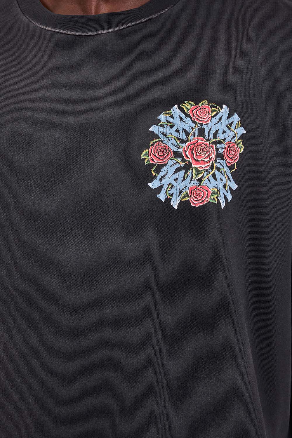 תמונת תקריב דוגמן של חולצת טי אוברסייז