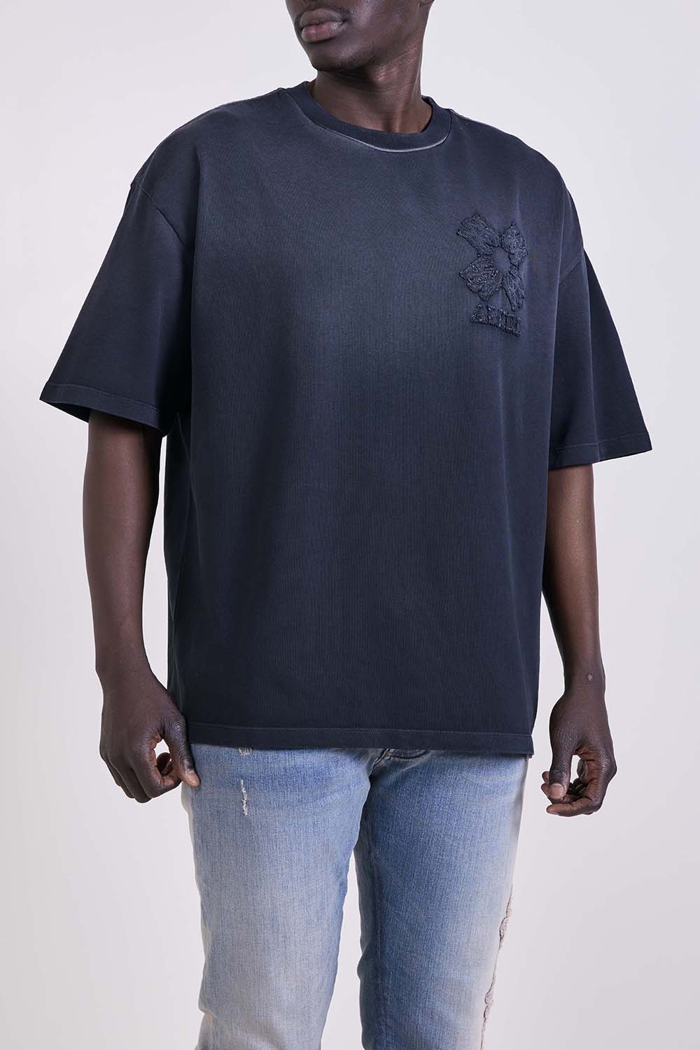 תמונת דוגמן קידמית של חולצת טי בגזרת אוברסייז