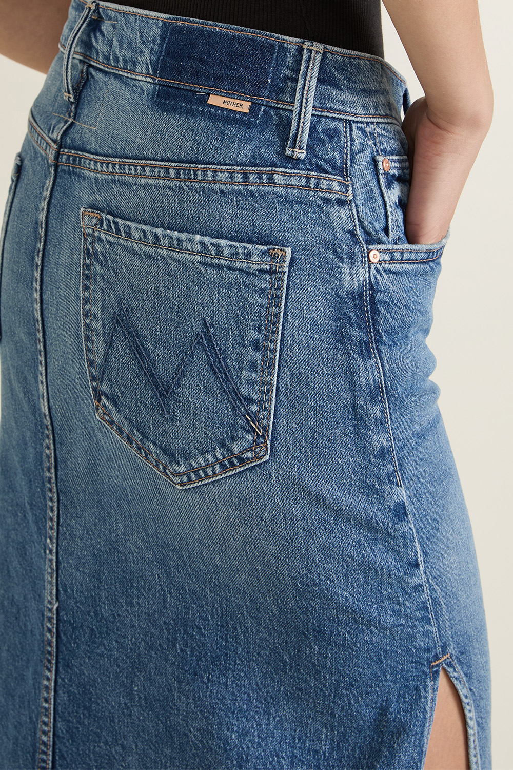 תמונת תקריב דוגמן של חצאית ג'ינס מידי