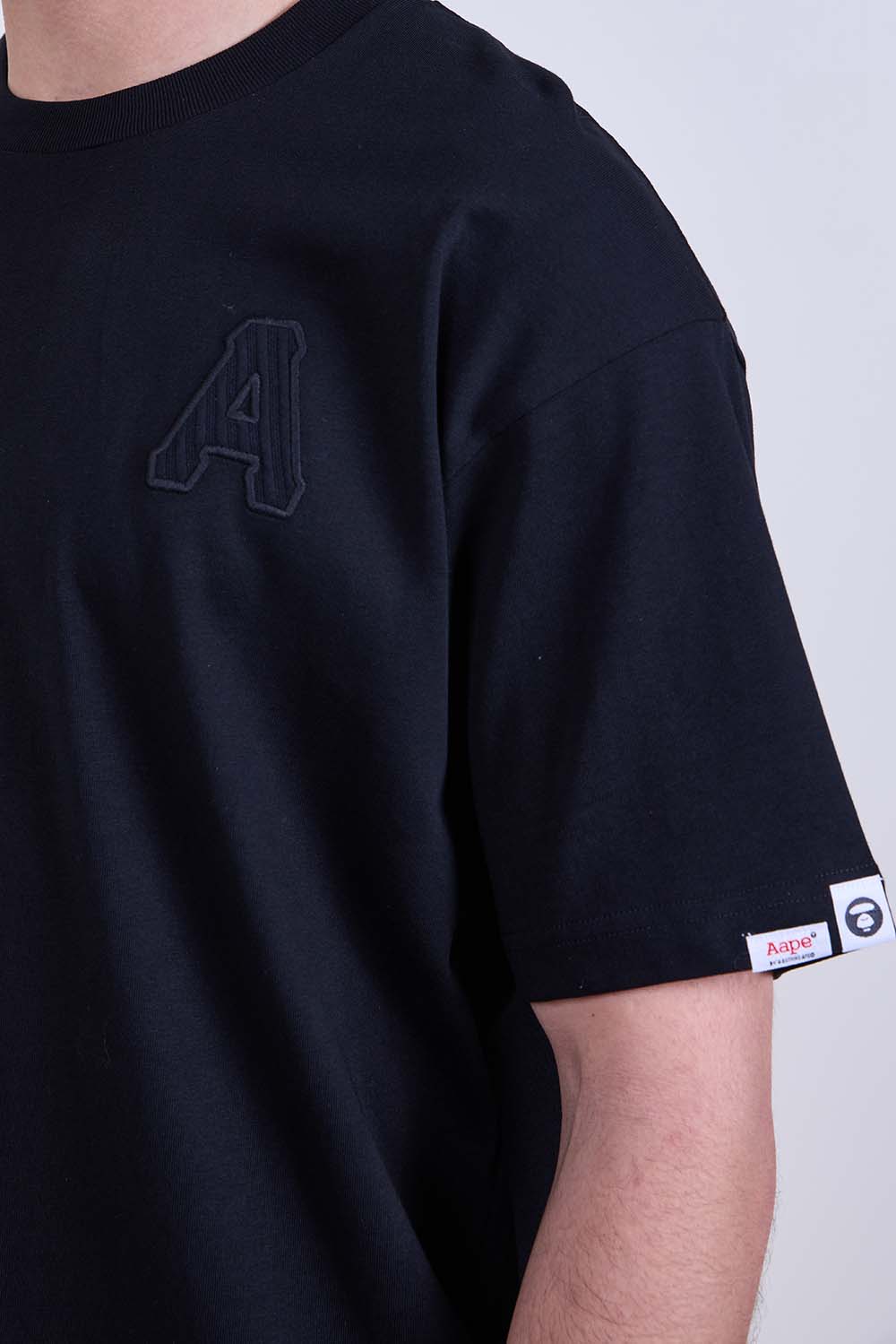 תמונת תקריב דוגמן של חולצת טי בגזרה ישרה