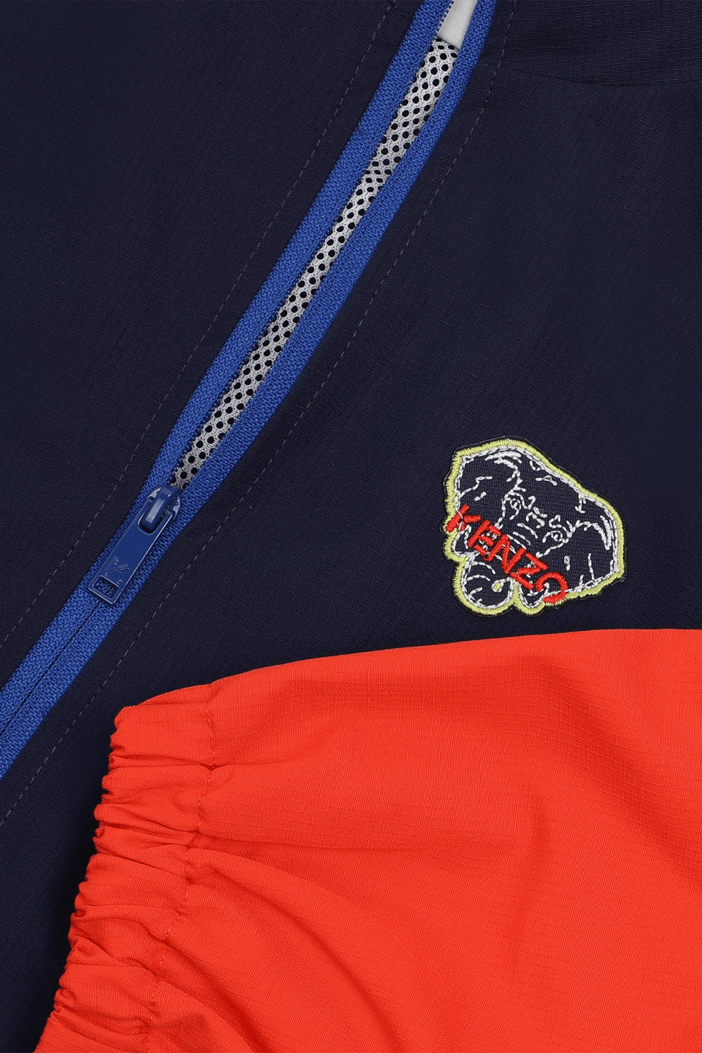 תמונת תקריב של גילאי 6-12 ז'קט ניילון עם הדפס הפיל