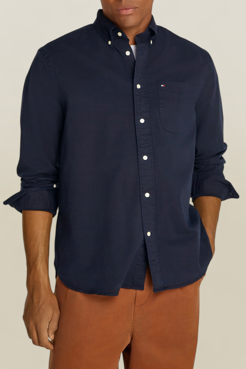 תמונת דוגמן קידמית של חולצה מכופתרת