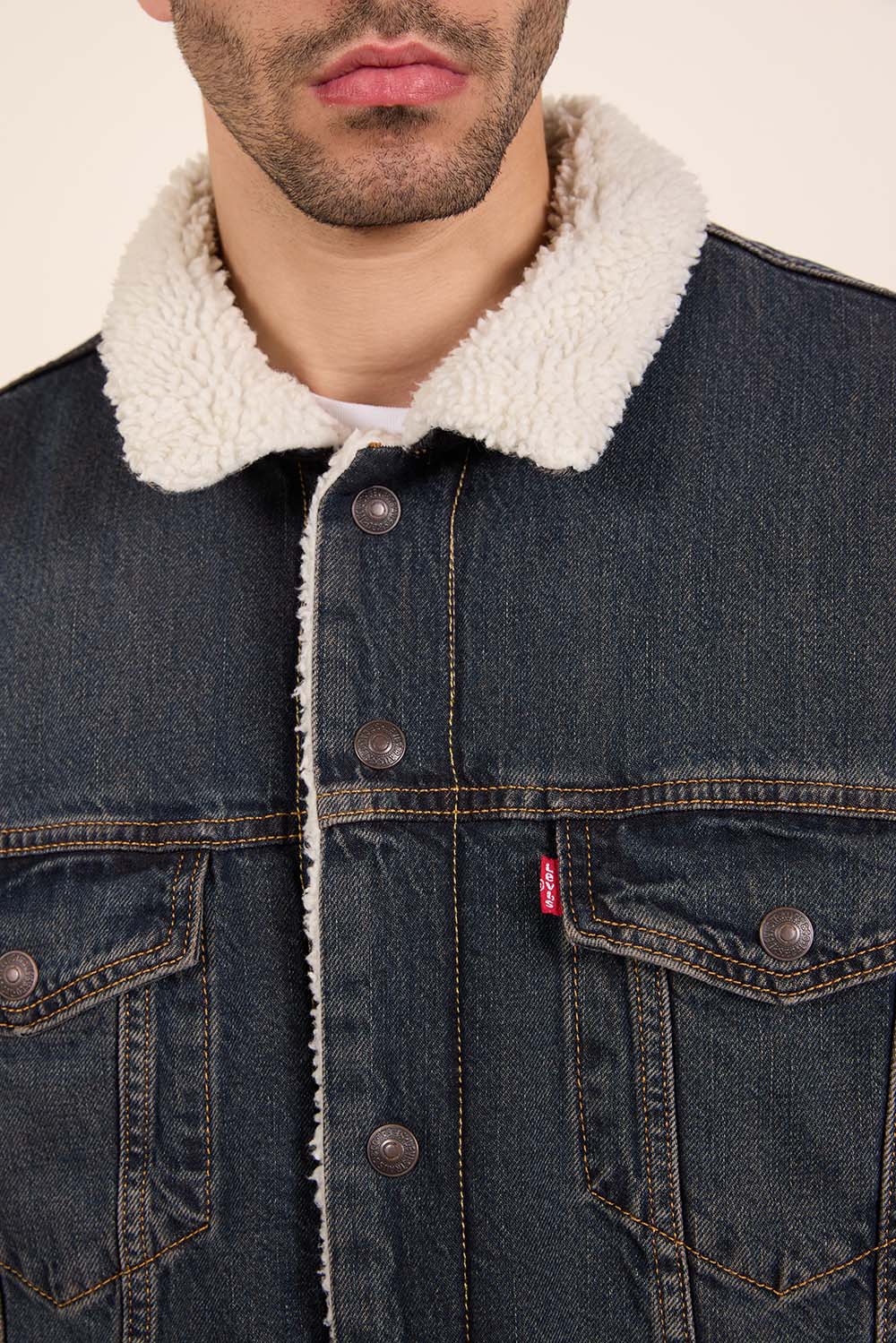 תמונת תקריב דוגמן של ז'קט ג'ינס שרפה