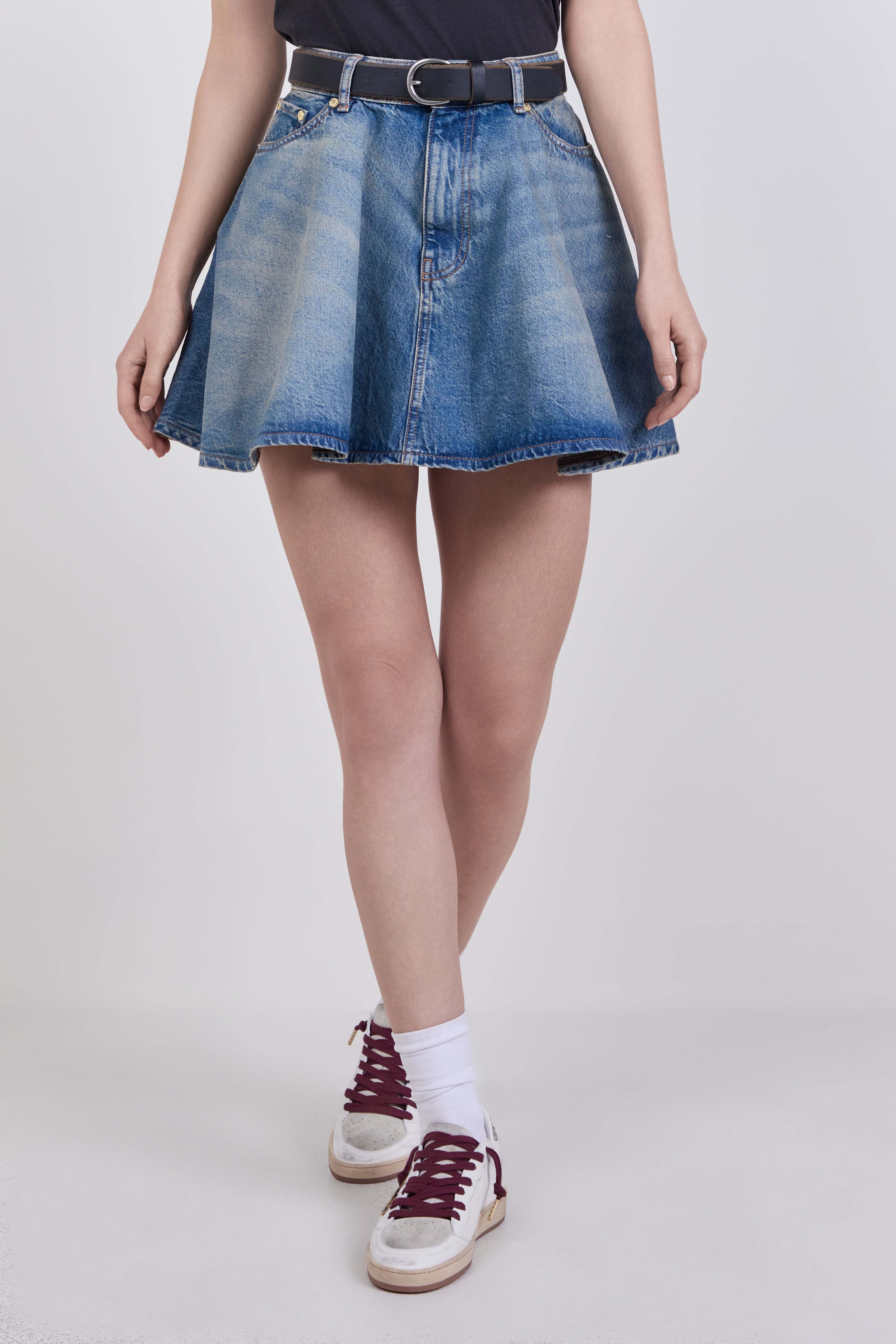 תמונת דוגמן קידמית של חצאית ג'ינס מיני