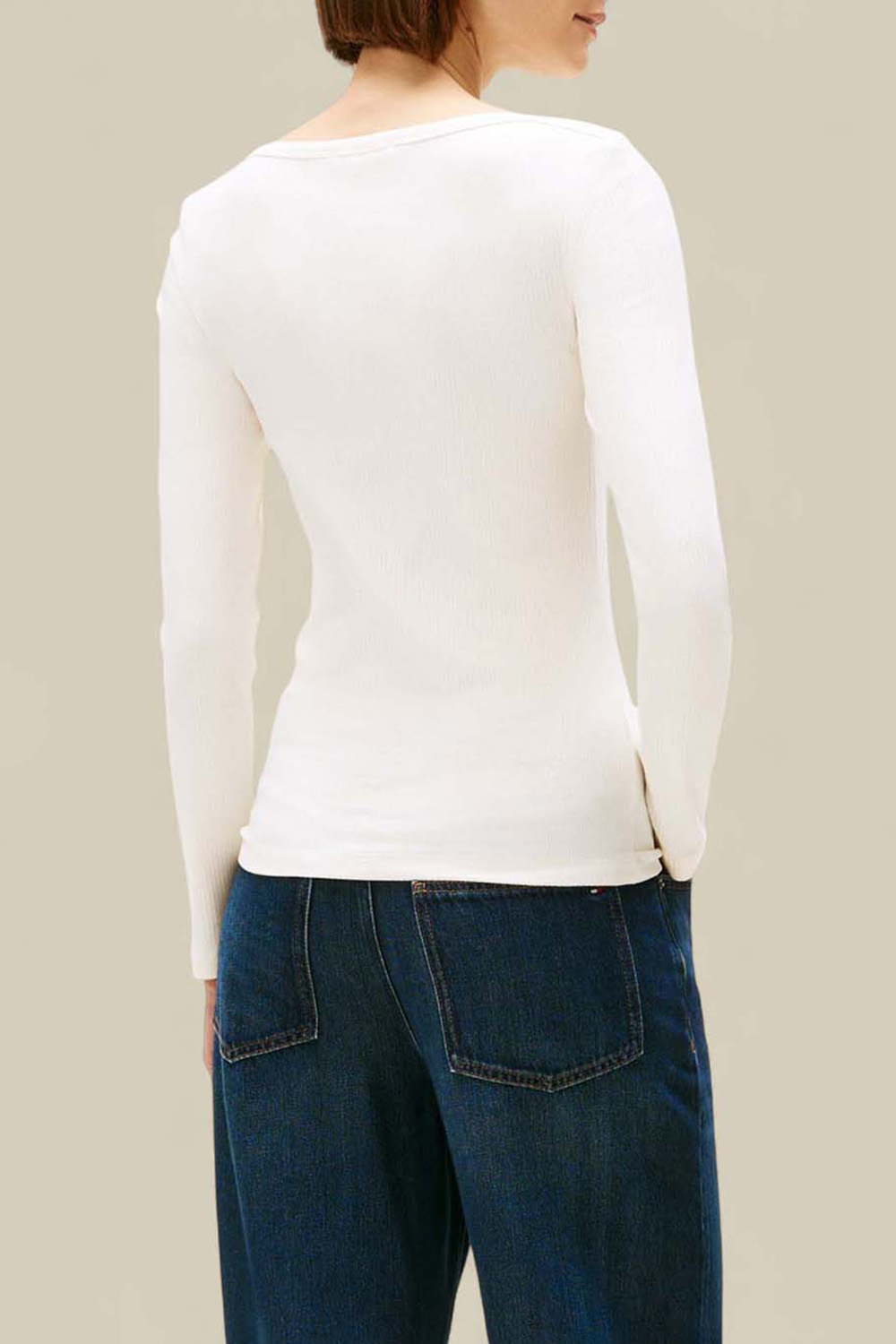 תמונת דוגמן אחורית של חולצת טי ארוכה