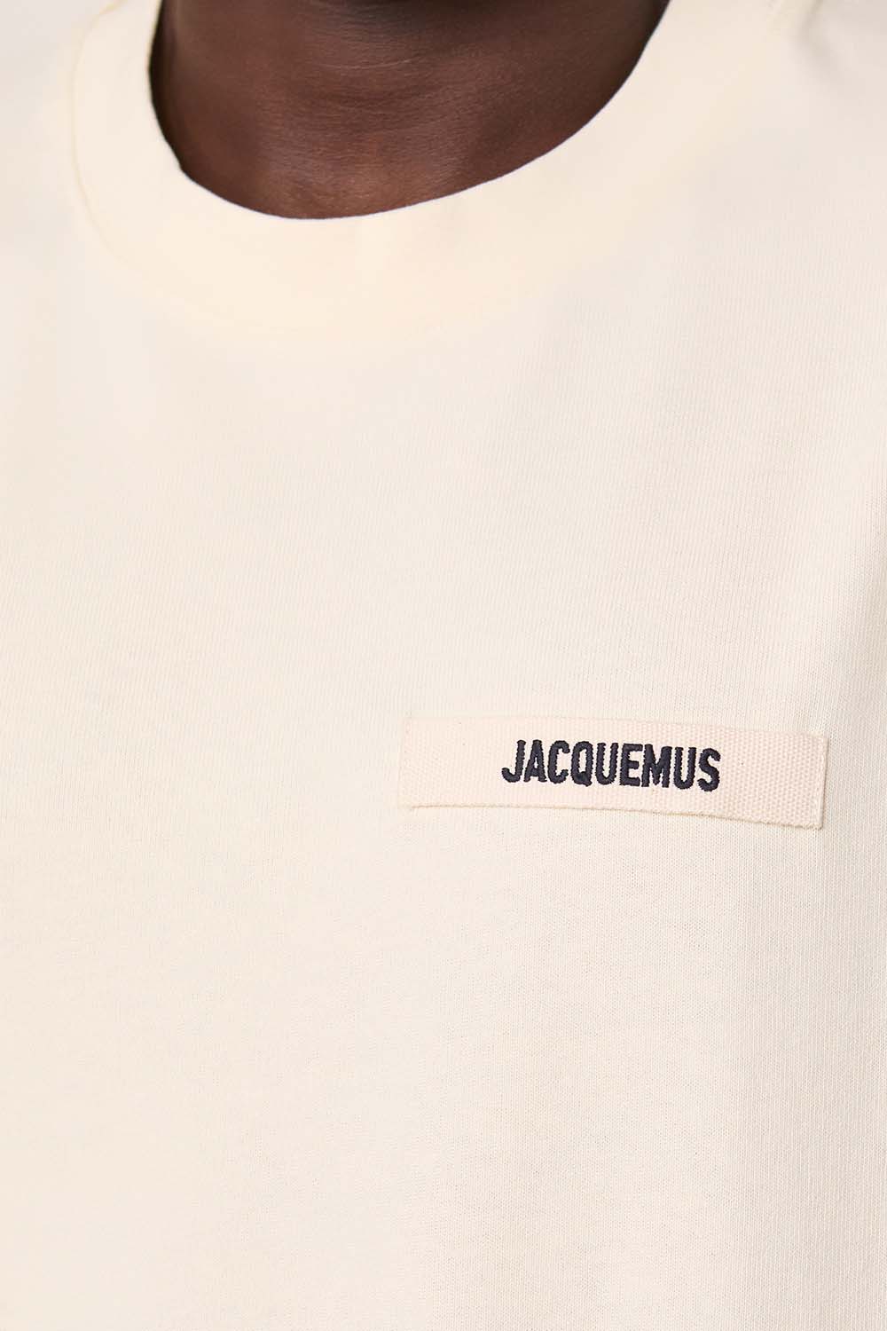 תמונת דוגמן אחורית של חולצת טי