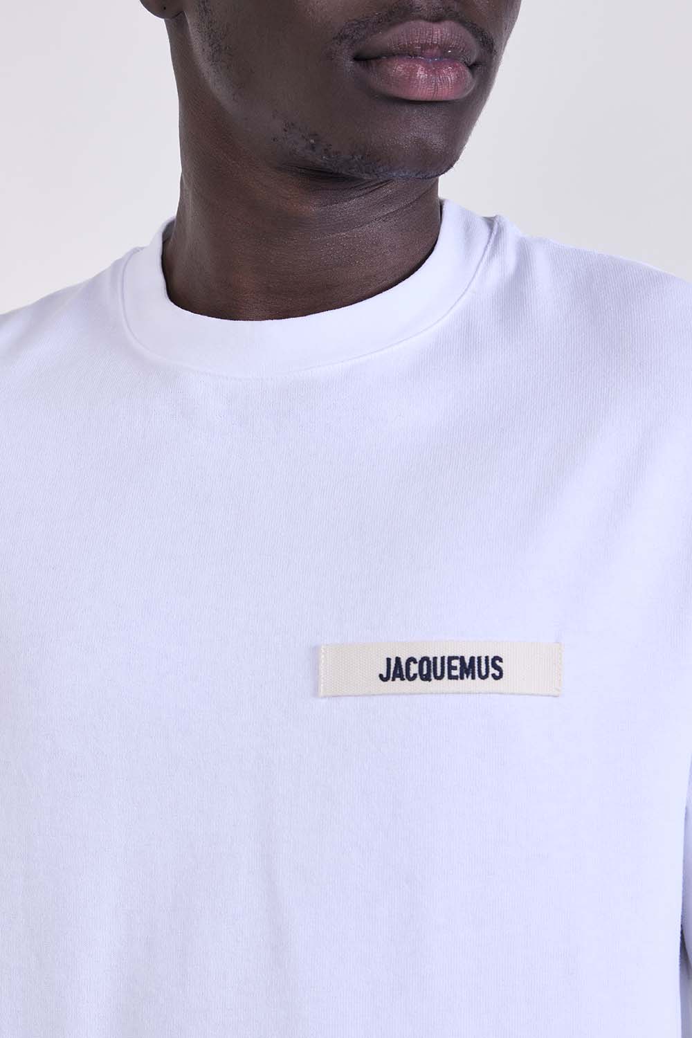 תמונת תקריב דוגמן של חולצת טי ארוכה