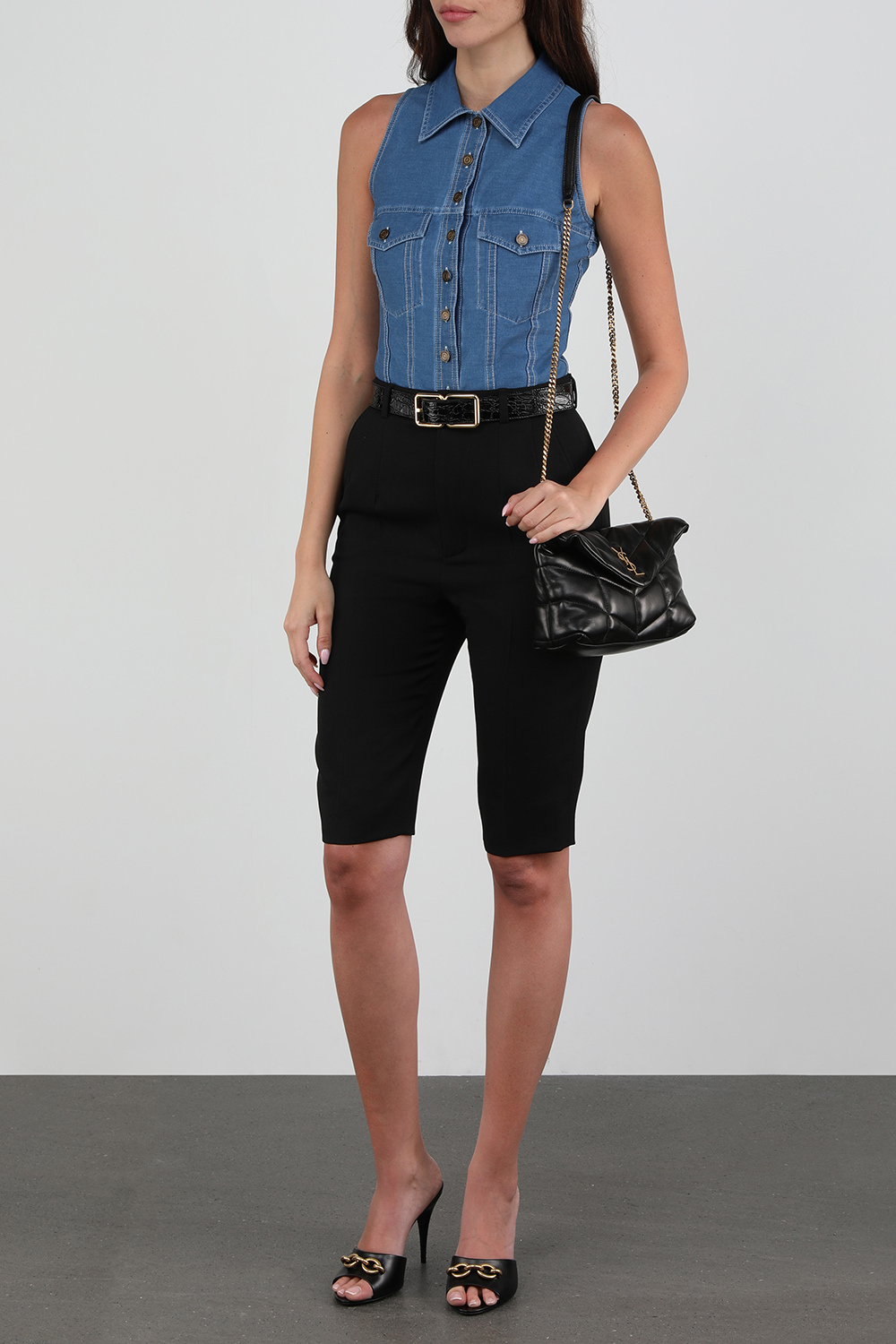 תמונת דוגמן קידמית של נעלי עקב שחורים מעור עם אבזם זהב