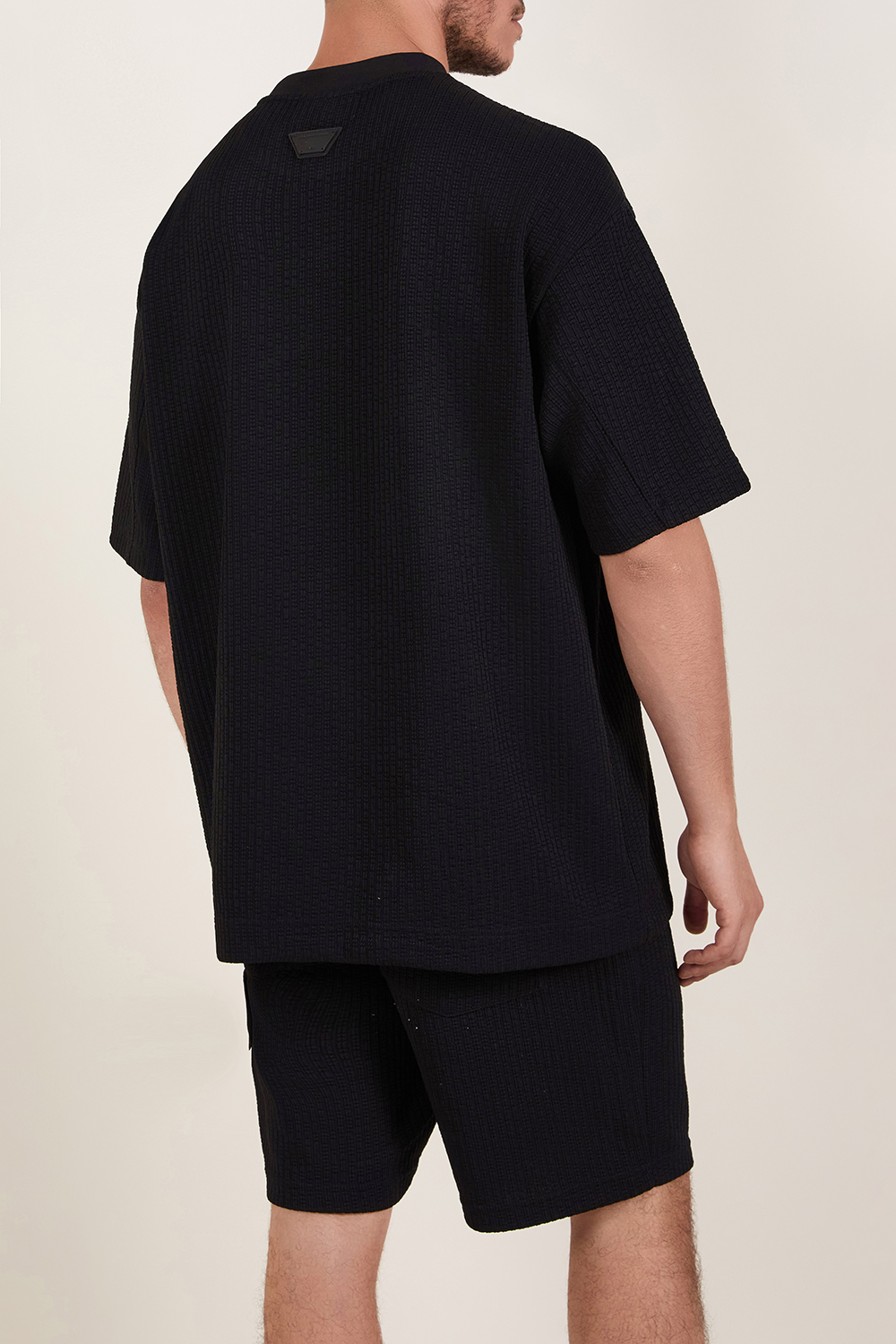 תמונת דוגמן אחורית של סט מכנסיים קצרים וחולצת טי