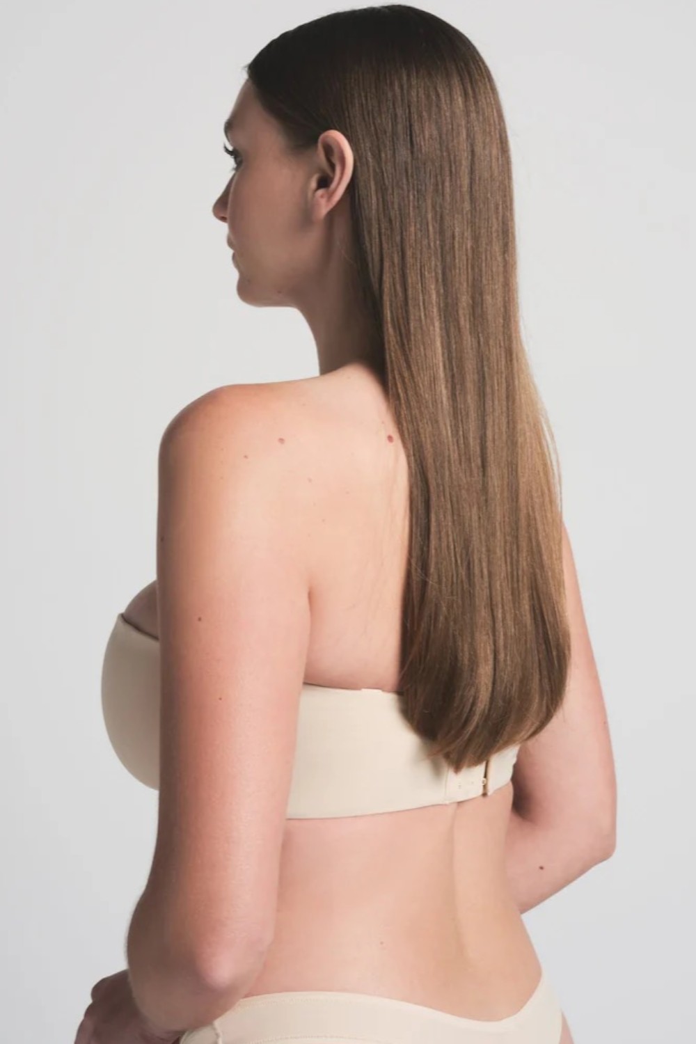 תמונת דוגמן אחורית של STRAPLESS BRA