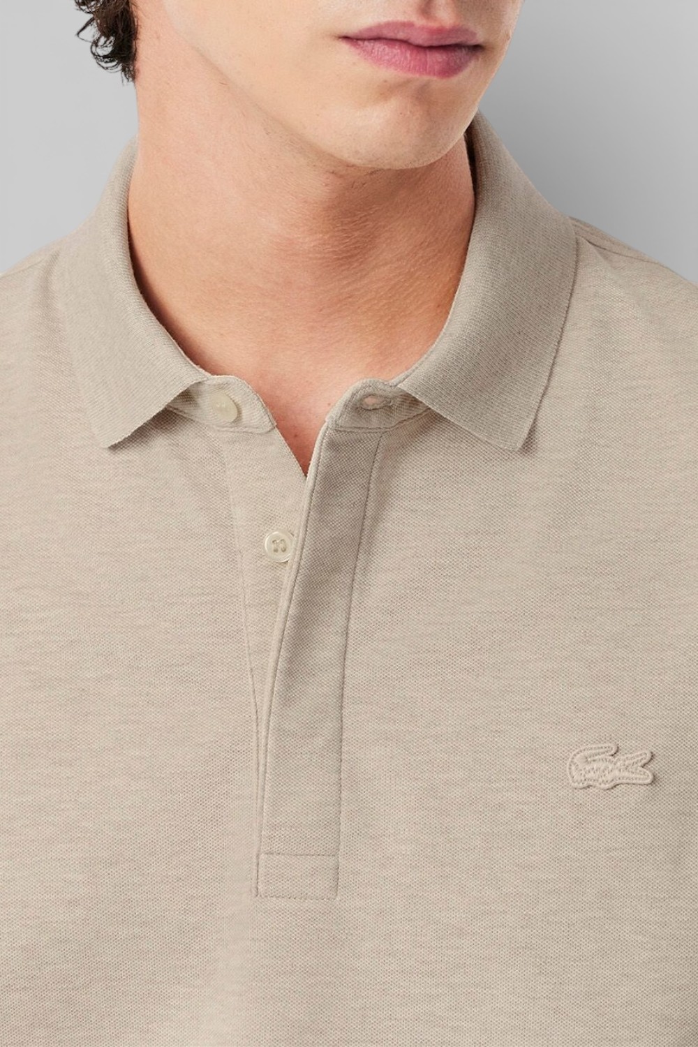 תמונת תקריב דוגמן של חולצת פולו קצרה