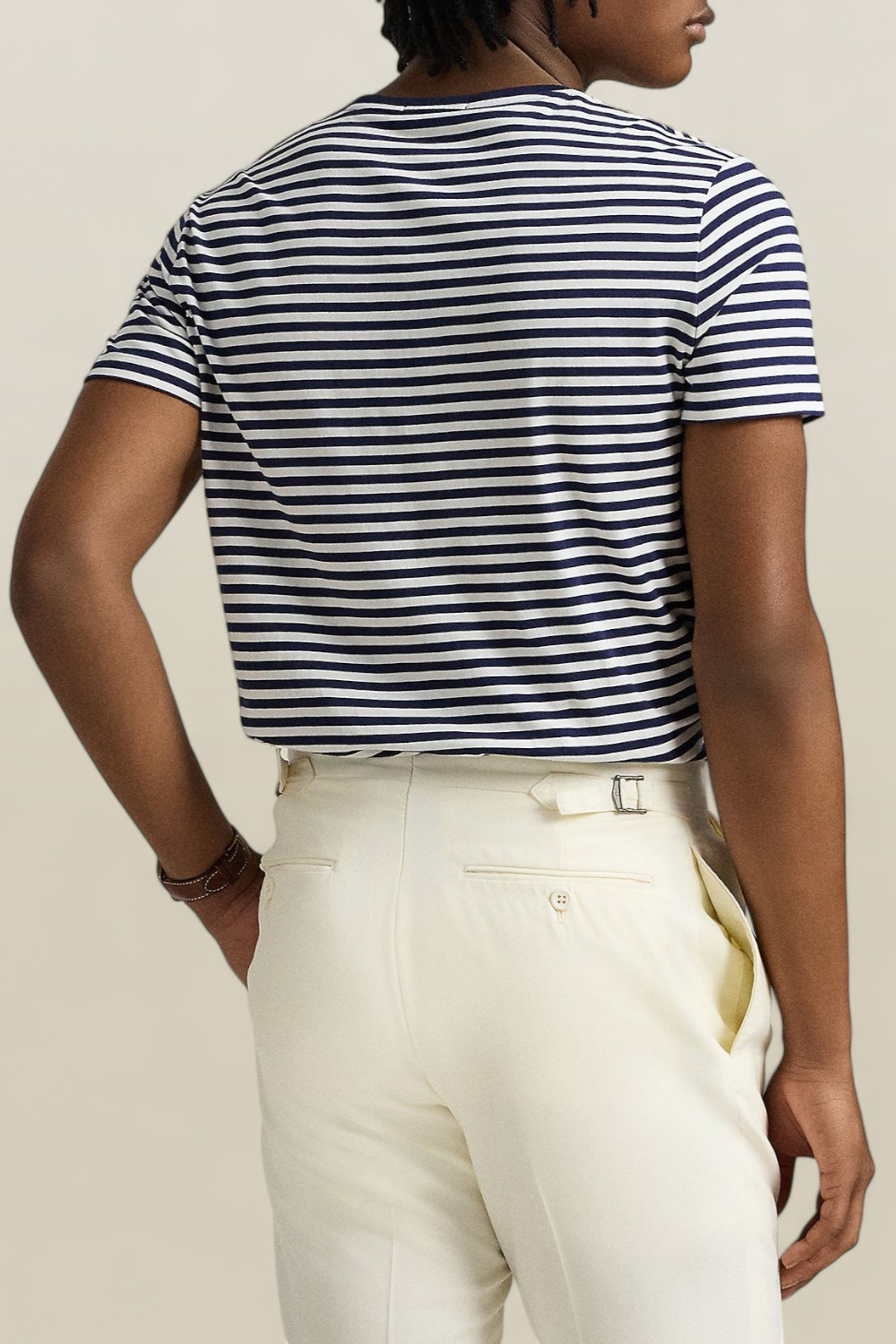 תמונת דוגמן אחורית של חולצת טי