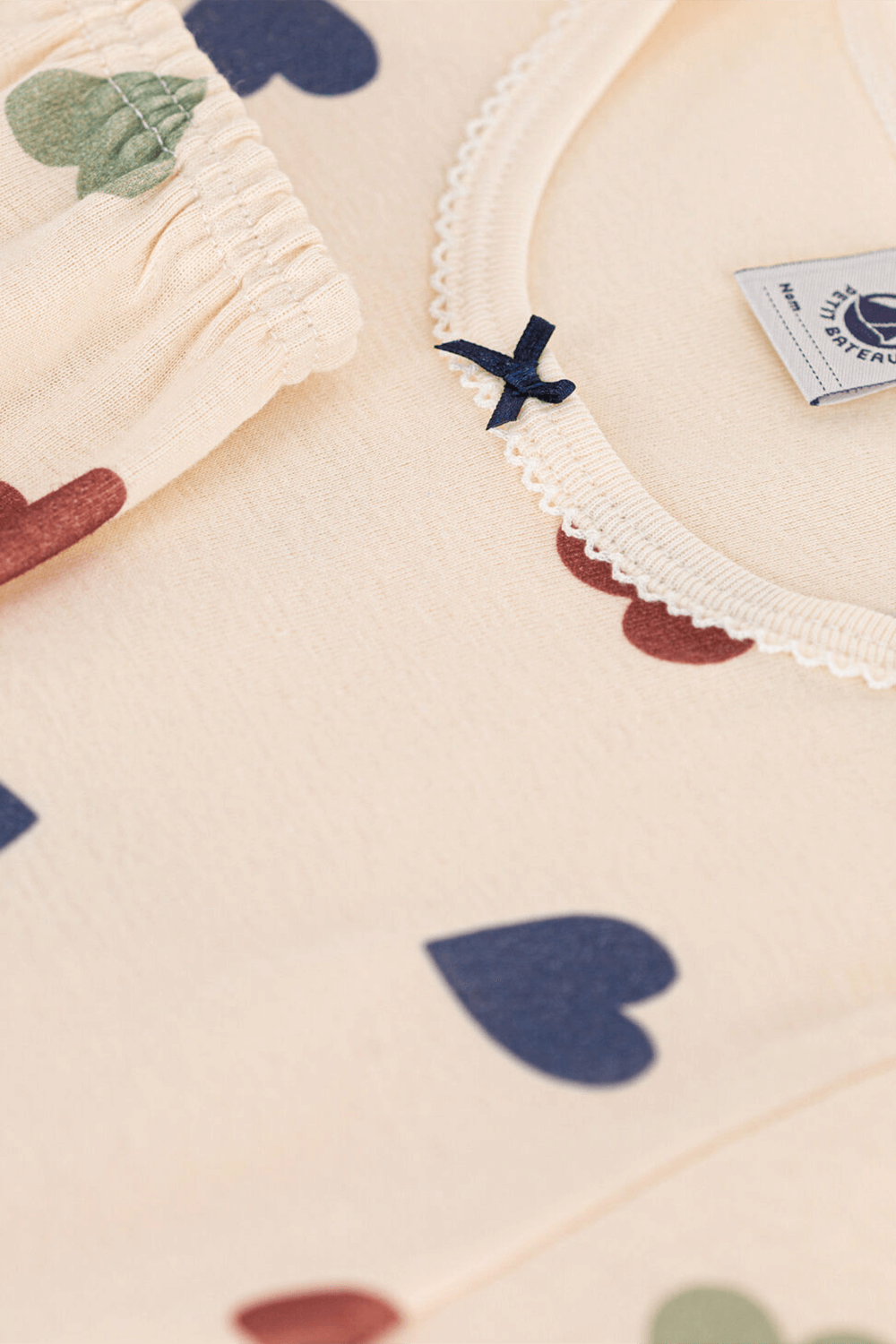 תמונת תקריב של סט פיג'מה לבבות - גילאי 2-5 שנים