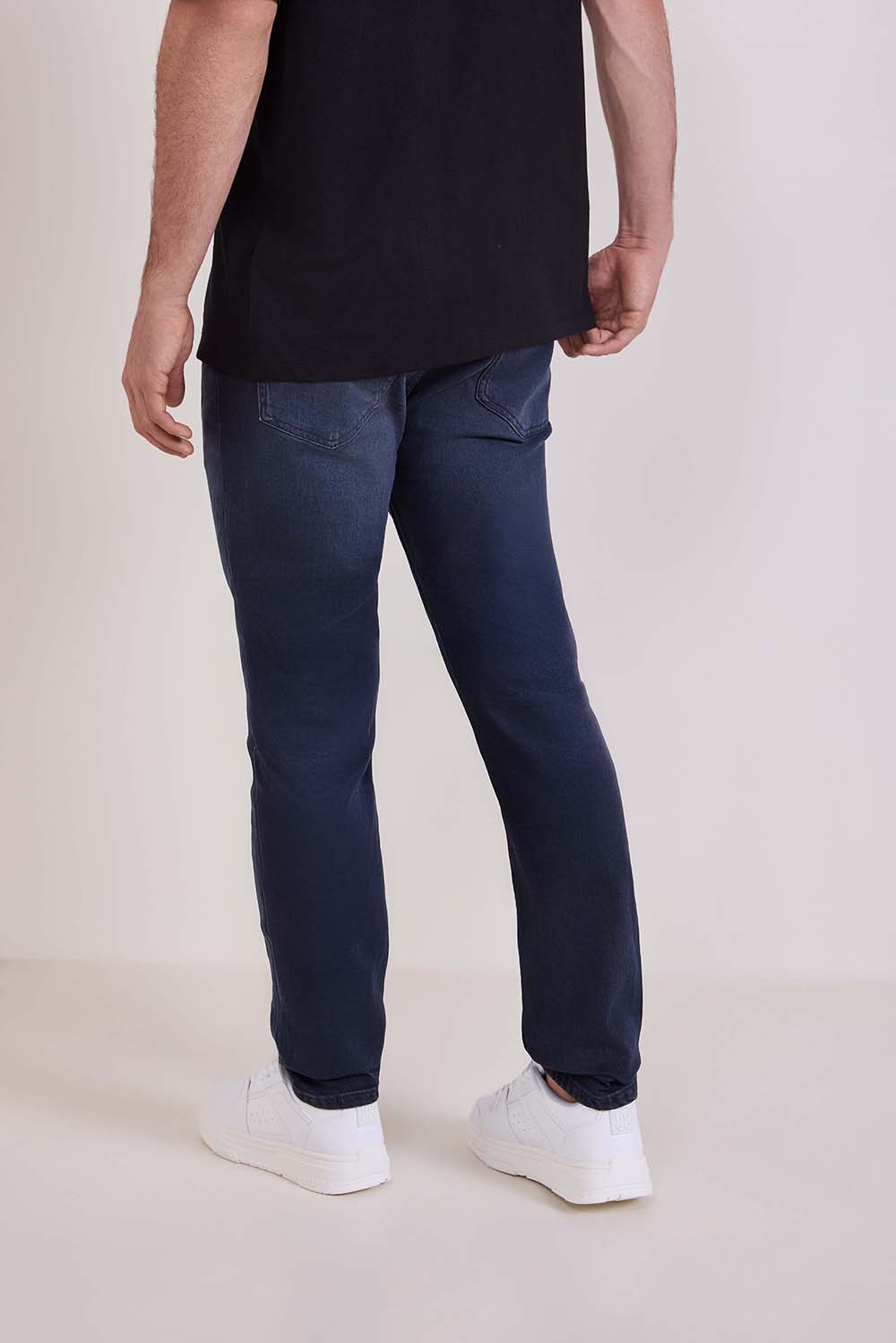 תמונת דוגמן אחורית של מכנסי ג'ינס בגזרה ישרה