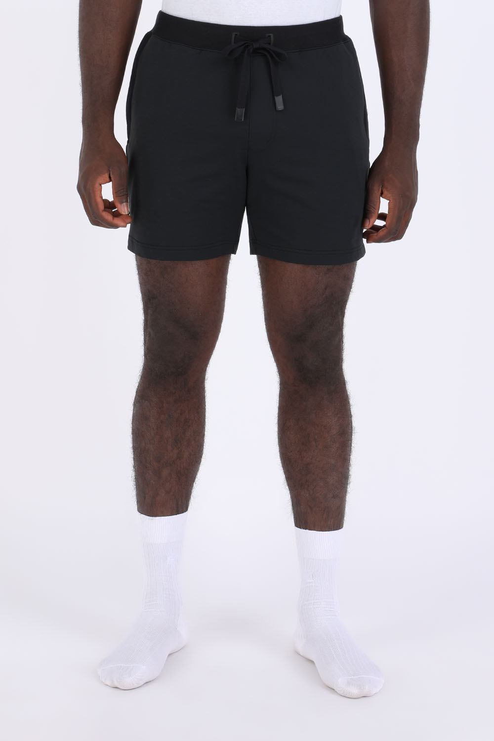 תמונת דוגמן קידמית של מכנסי ג'וג קצרים עם לוגו