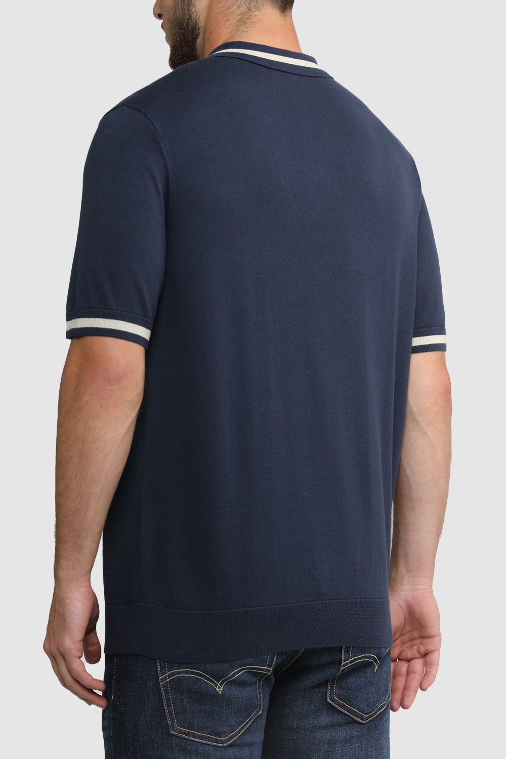 תמונת דוגמן אחורית של חולצת פולו