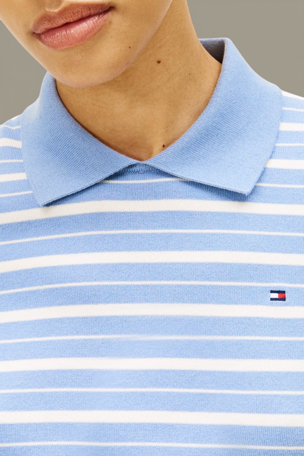 תמונת תקריב דוגמן של חולצת פולו