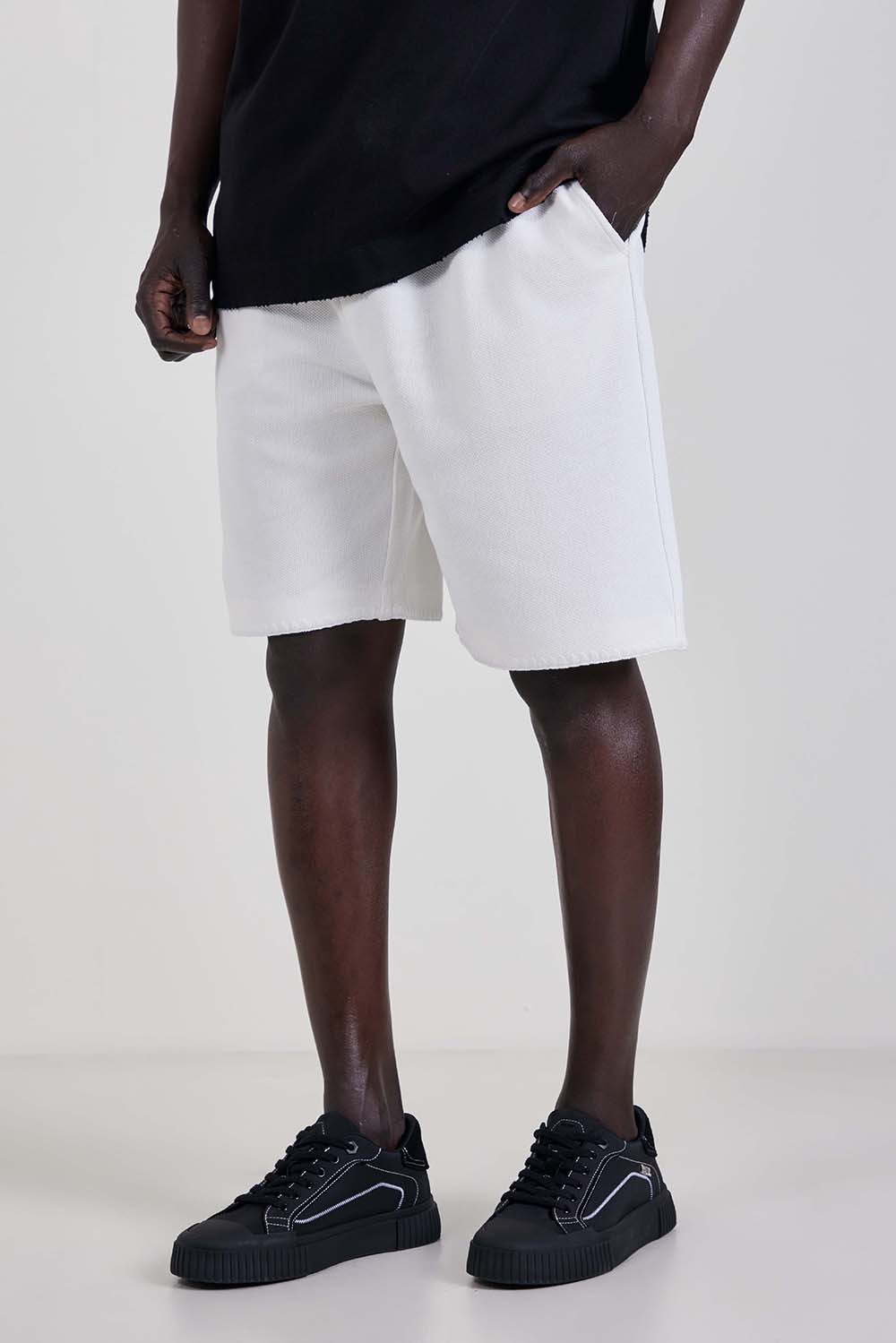 תמונת דוגמן קידמית של מכנסי ג'וגר קצרים