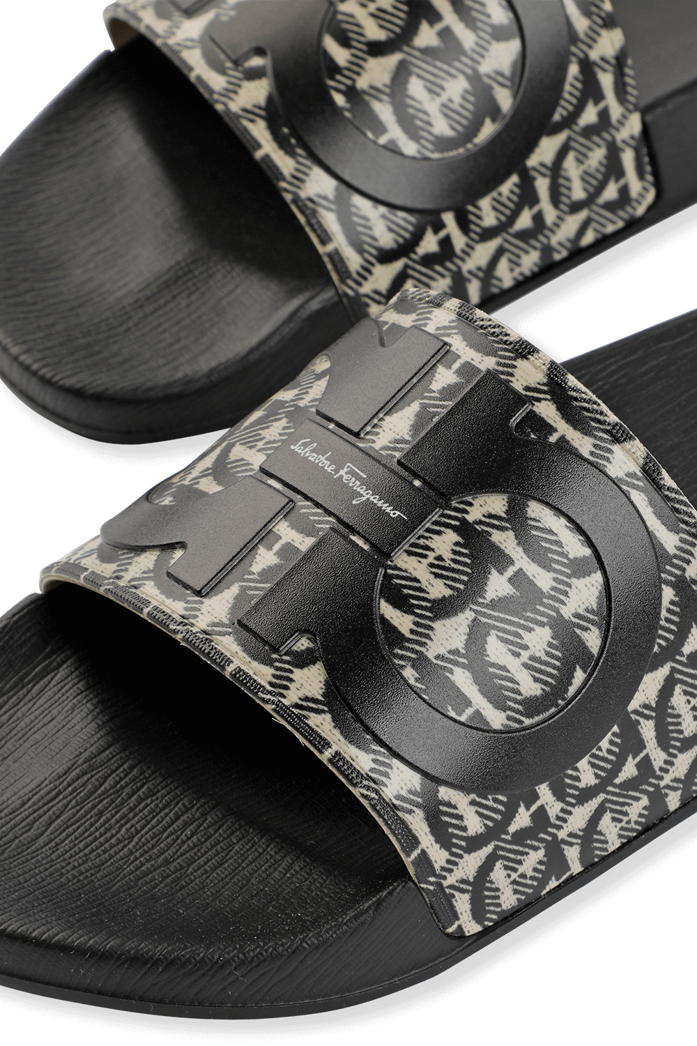 תמונת תקריב של Logo Flat Sandals in Black